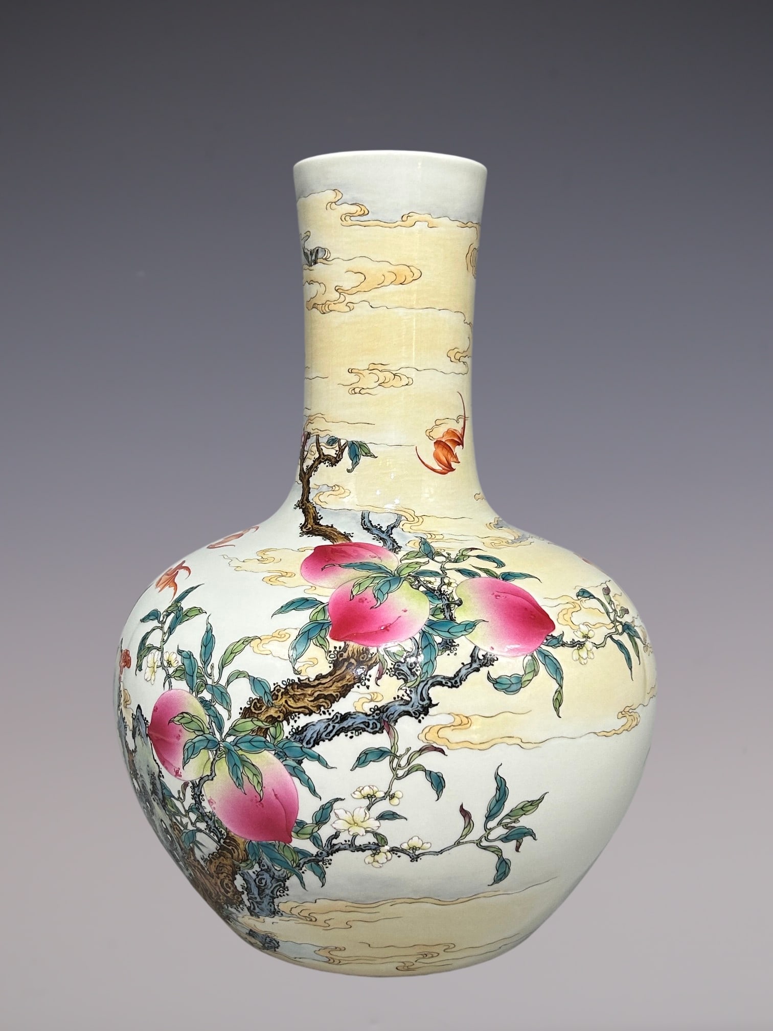 An Exquisite Enamel Bats and Peach Pattern Vase - 4