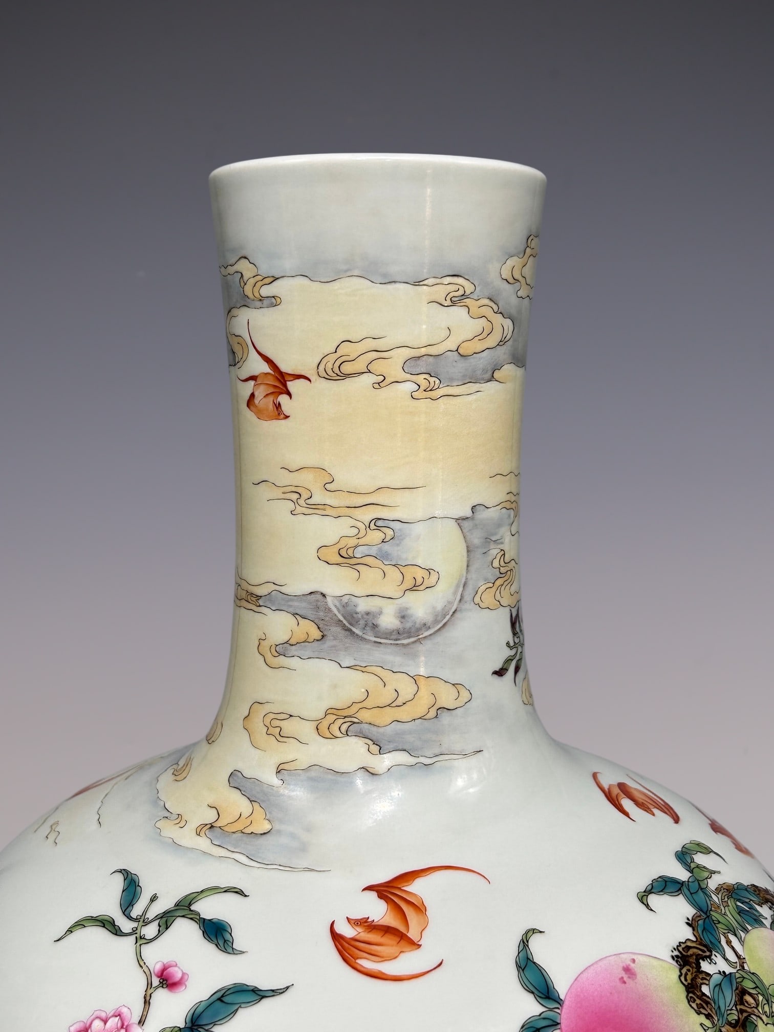 An Exquisite Enamel Bats and Peach Pattern Vase - 5