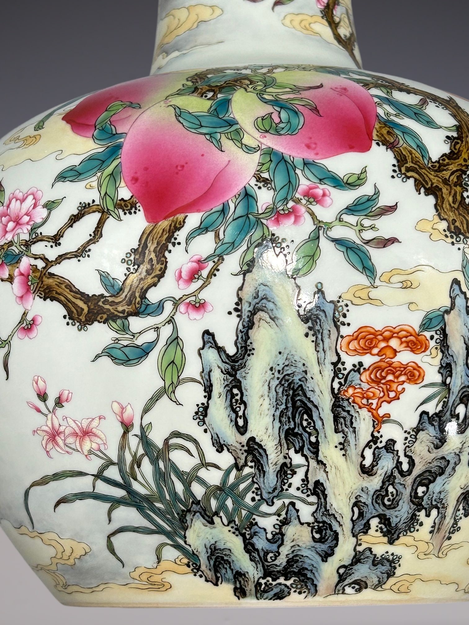 An Exquisite Enamel Bats and Peach Pattern Vase - 6