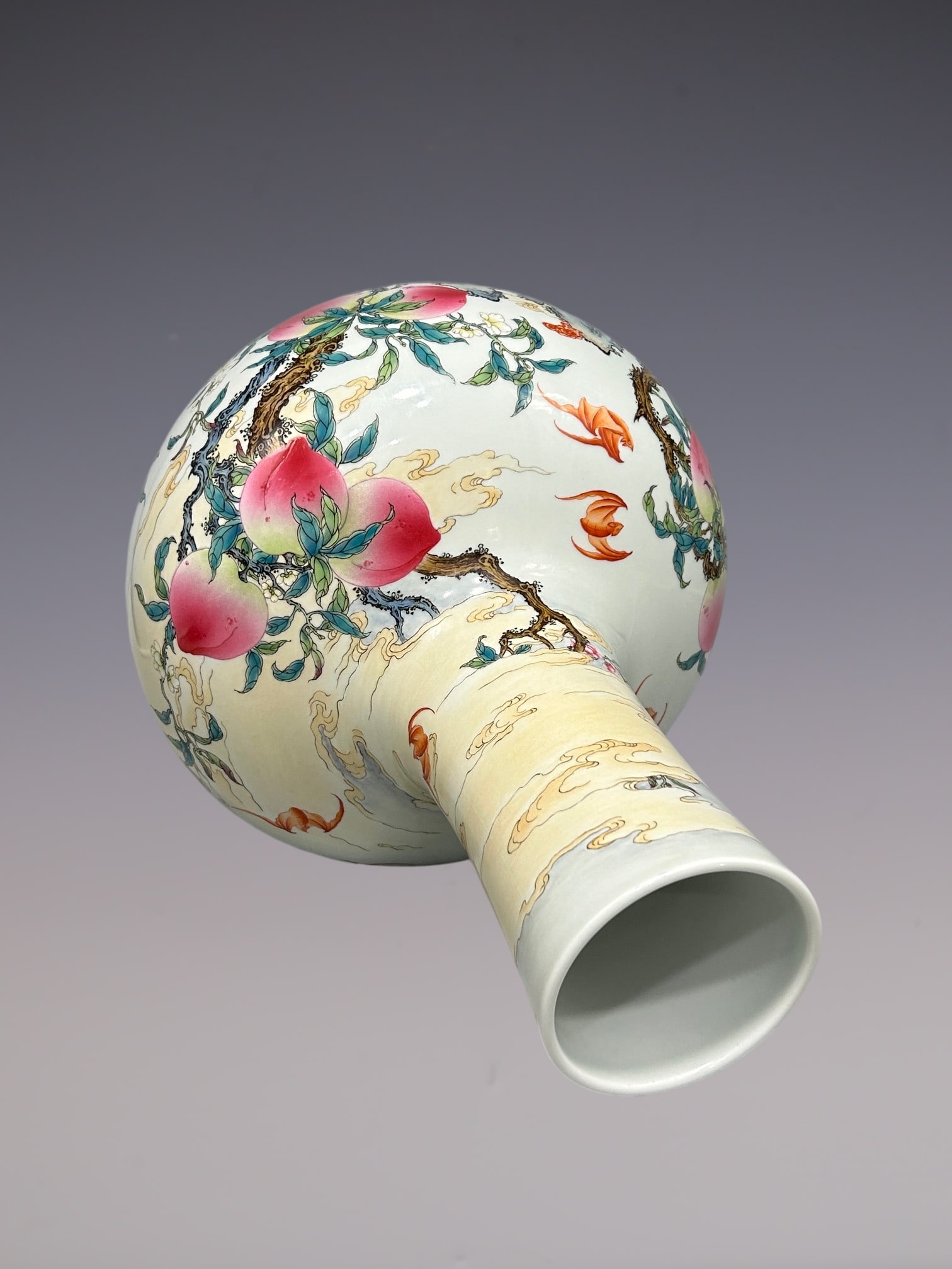 An Exquisite Enamel Bats and Peach Pattern Vase - 7