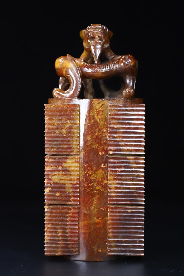 An Exquisite White Jade Auspicious Beast Ornament: An Exquisite White Jade Auspicious Beast Ornament Han Dynasty, China Size:22.3cmx9.4cmx9.3cm Weight:3.456kg (The Dimensions Of All Batches Are Manually Measured.If You Need More Detailed Information, 
