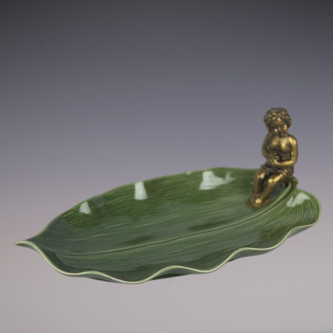 An Exquisite Green Glazed Inlaid Bronze Figure Pattern Plate: An Exquisite Green Glazed Inlaid Bronze Figure Pattern Plate Qing Dynasty, China Size:11cmx30.5cm (The Dimensions Of All Batches Are Manually Measured.If You Need More Detailed Information, Please