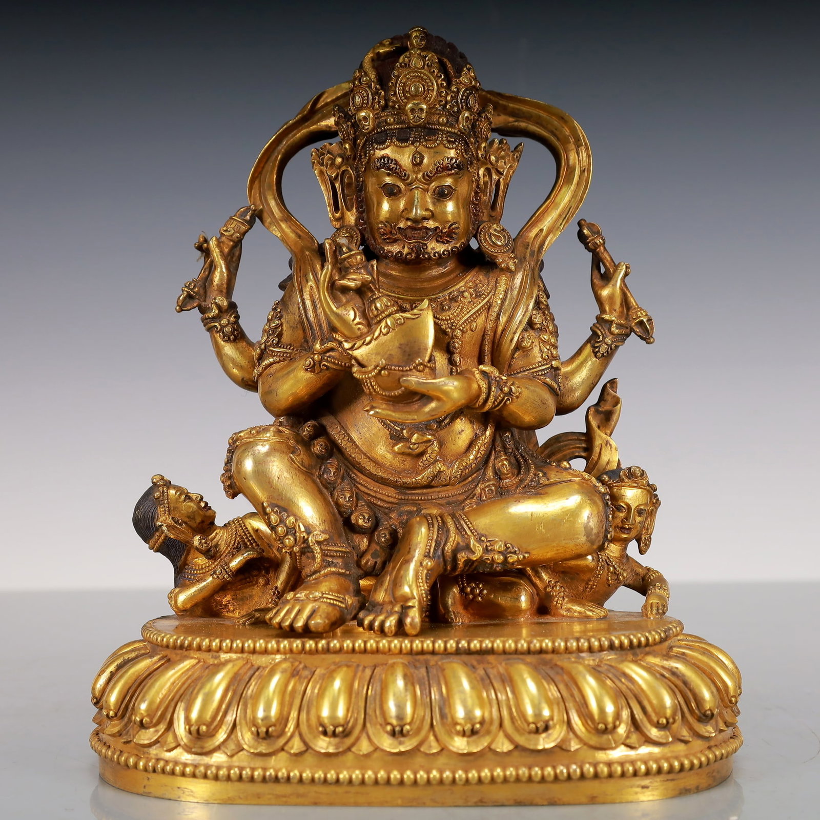 An Exquisite Gilt Bronze Statue of Vajra: An Exquisite Gilt Bronze Statue of Vajra Ming Dynasty, China Size:16.5cmx10.5cmx19cm Weight:3000g (The Dimensions Of All Batches Are Manually Measured.If You Need More Detailed Information, Please Con