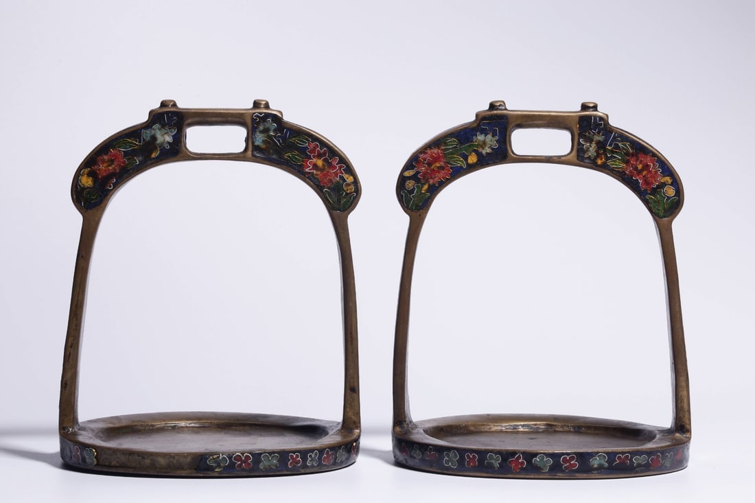 A Pair of Exquisite Cloisonne Flower Pattern Ornament: A Pair of Exquisite Cloisonne Flower Pattern Ornament the Republic of China Size:15cmx11.5cm Weight:1005g (The Dimensions Of All Batches Are Manually Measured.If You Need More Detailed Information,