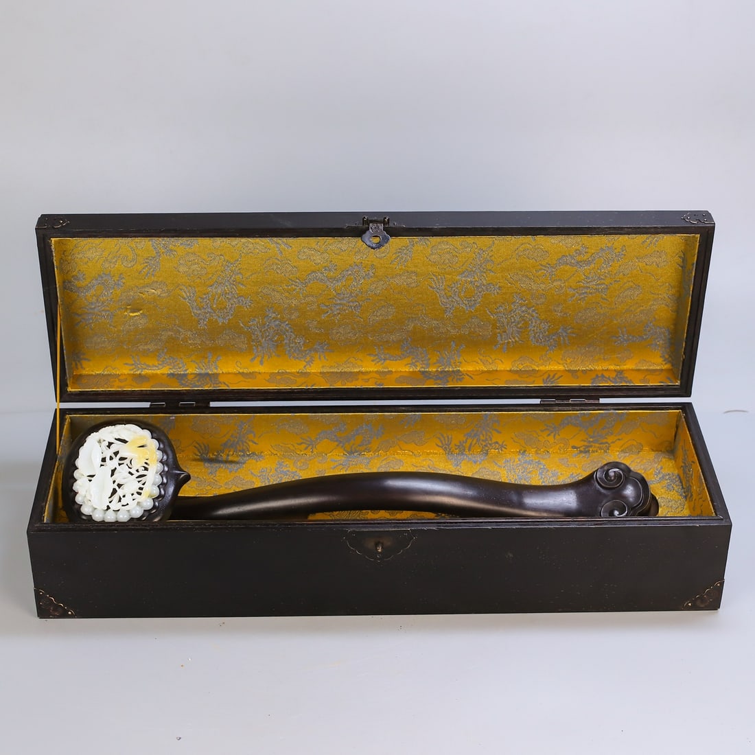 An Exquisite Zitanwood Inlaid White Jade Flower Pattern Ruyi: An Exquisite Zitanwood Inlaid White Jade Flower Pattern Ruyi Qing Dynasty, China Size:54cmx12cmx17cm Size:47cmx12cm Weight:3010g (The Dimensions Of All Batches Are Manually Measured.If You Need More