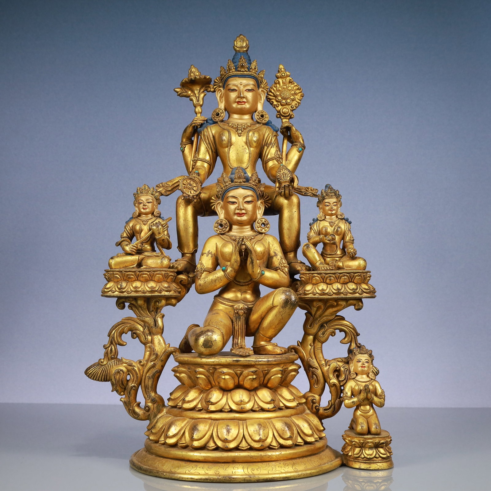 An Exquisite Gilt Bronze Inlaid Gems Statue of Avalokitesvara: An Exquisite Gilt Bronze Inlaid Gems Statue of Avalokitesvara Ming Dynasty, China Size:30.5cmx19cmx43.5cm Weight:9400g (The Dimensions Of All Batches Are Manually Measured.If You Need More Detailed