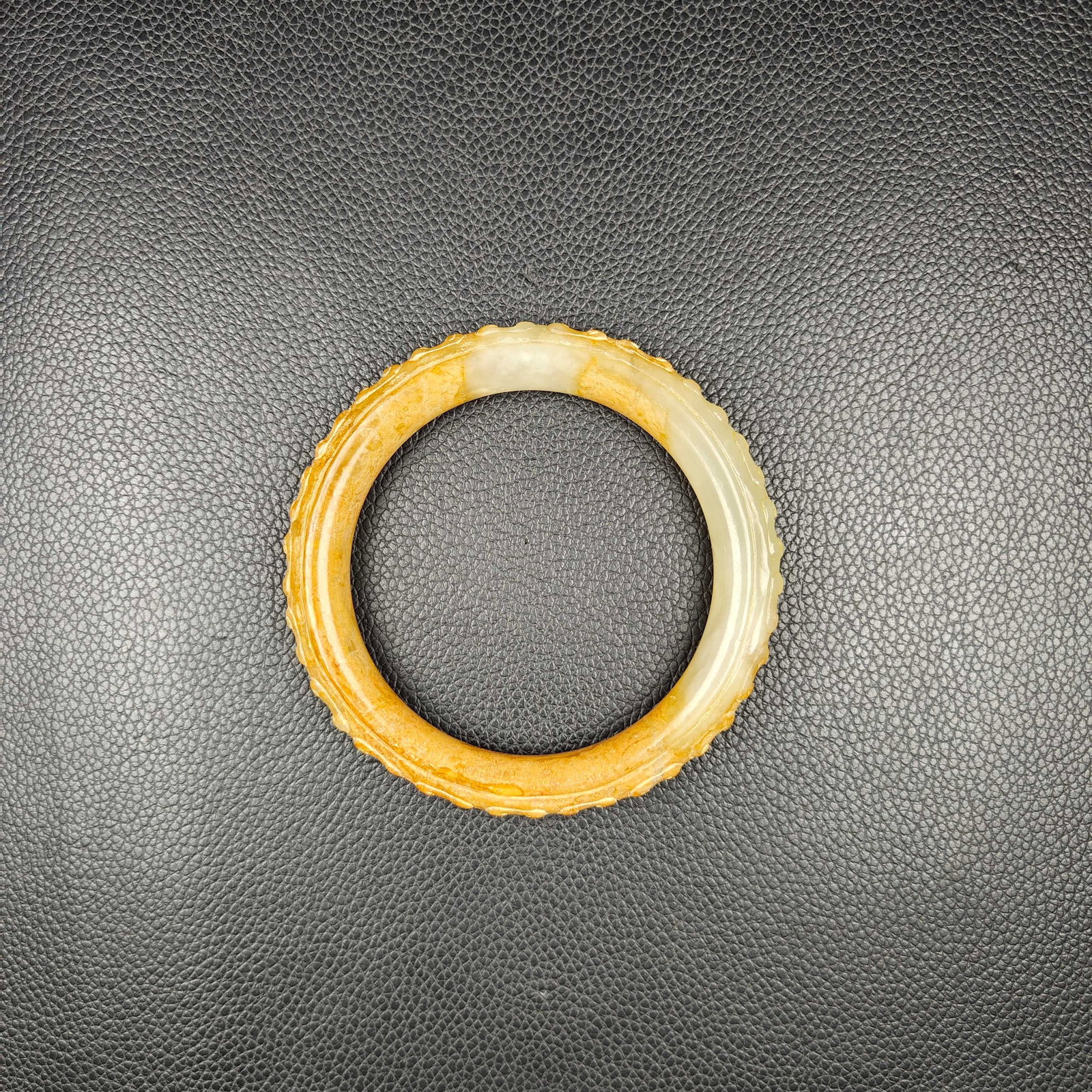 An Exquisite White Jade Bracelets: An Exquisite White Jade Bracelets Han Dynasty, China Size:(inside diameter)6cm Diameter Size:8.5cm Weight:60g (The Dimensions Of All Batches Are Manually Measured.If You Need More Detailed