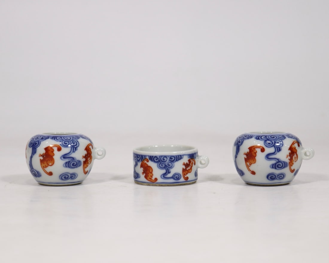 An Exquisite Blue and White Iron-Red Bats Pattern Jar: An Exquisite Blue and White Iron-Red Bats Pattern Jar Qing Dynasty, China Size:3cmx4.5cm (The Dimensions Of All Batches Are Manually Measured.If You Need More Detailed Information, Please Contact Our