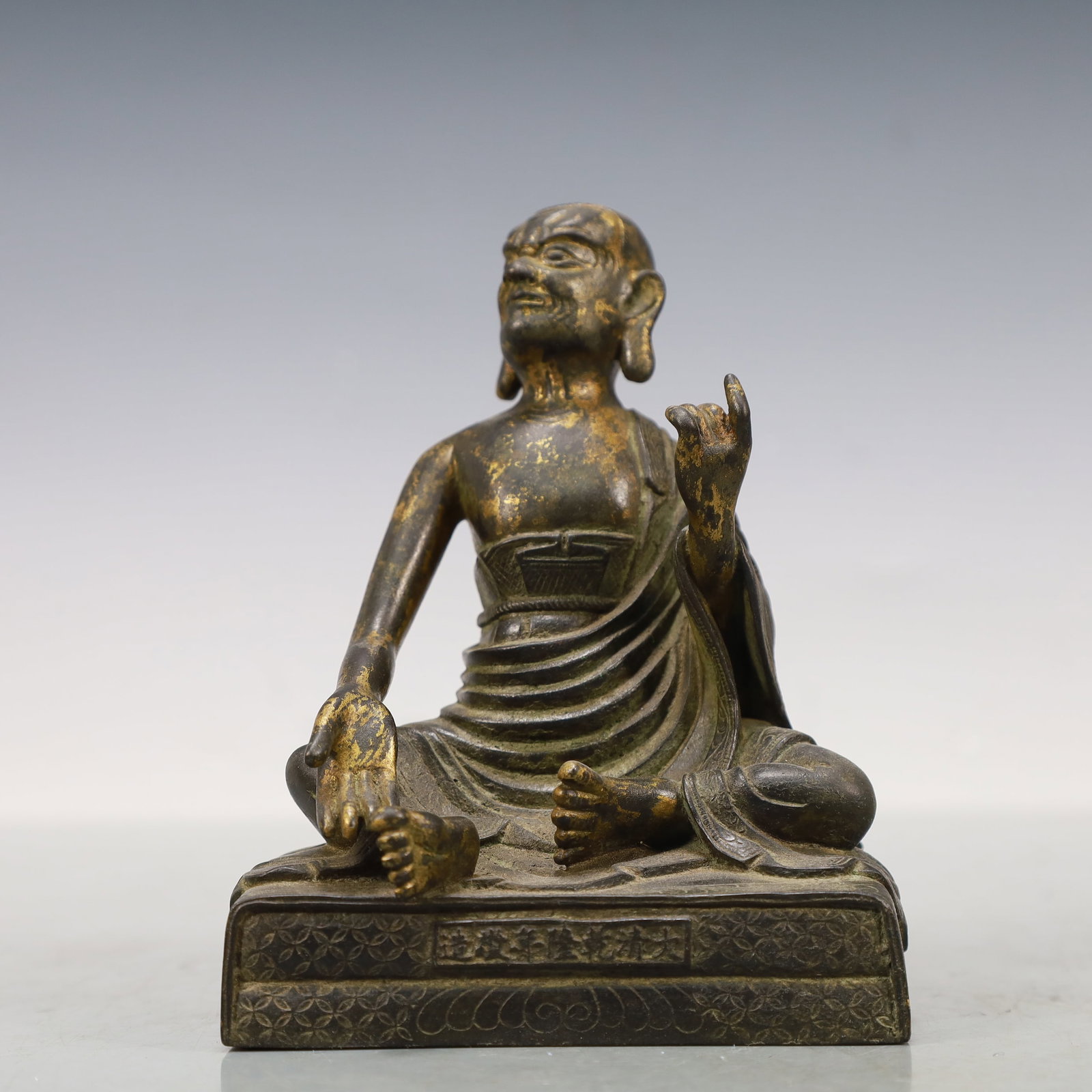 A Exquisite Coppery Statue of Guru: A Exquisite Coppery Statue of Guru Ming Dynasty, China Size:10.5cmx7cmx15cm Weight:1855g (The Dimensions Of All Batches Are Manually Measured.If You Need More Detailed Information, Please Contact Our 