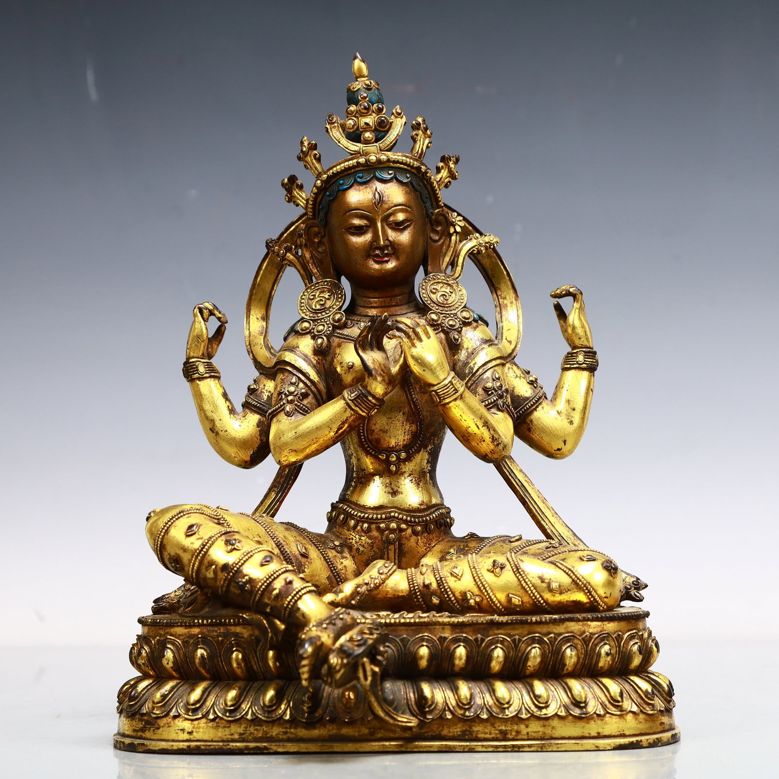 A Exquisite Gilt Bronze Four-arms Statue of Avalokitesvara: A Exquisite Gilt Bronze Four-arms Statue of Avalokitesvara Qing Dynasty, China Qianlong Six-character Mark Size:20cmx16cmx25.5cm Weight:4300g (The Dimensions Of All Batches Are Manually Measured.If Yo