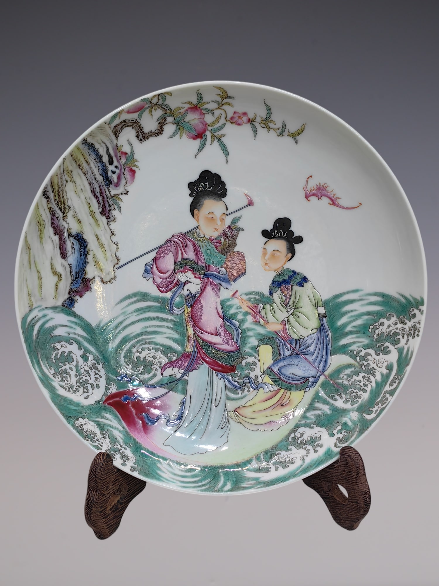An Exquisite Famille-Rose Character and Story Pattern Plate: An Exquisite Famille-Rose Character and Story Pattern Plate Qing Dynasty, China Yongzheng Six-character Mark Size:3.9cmx19.5cm (The Dimensions Of All Batches Are Manually Measured.If You Need More Det