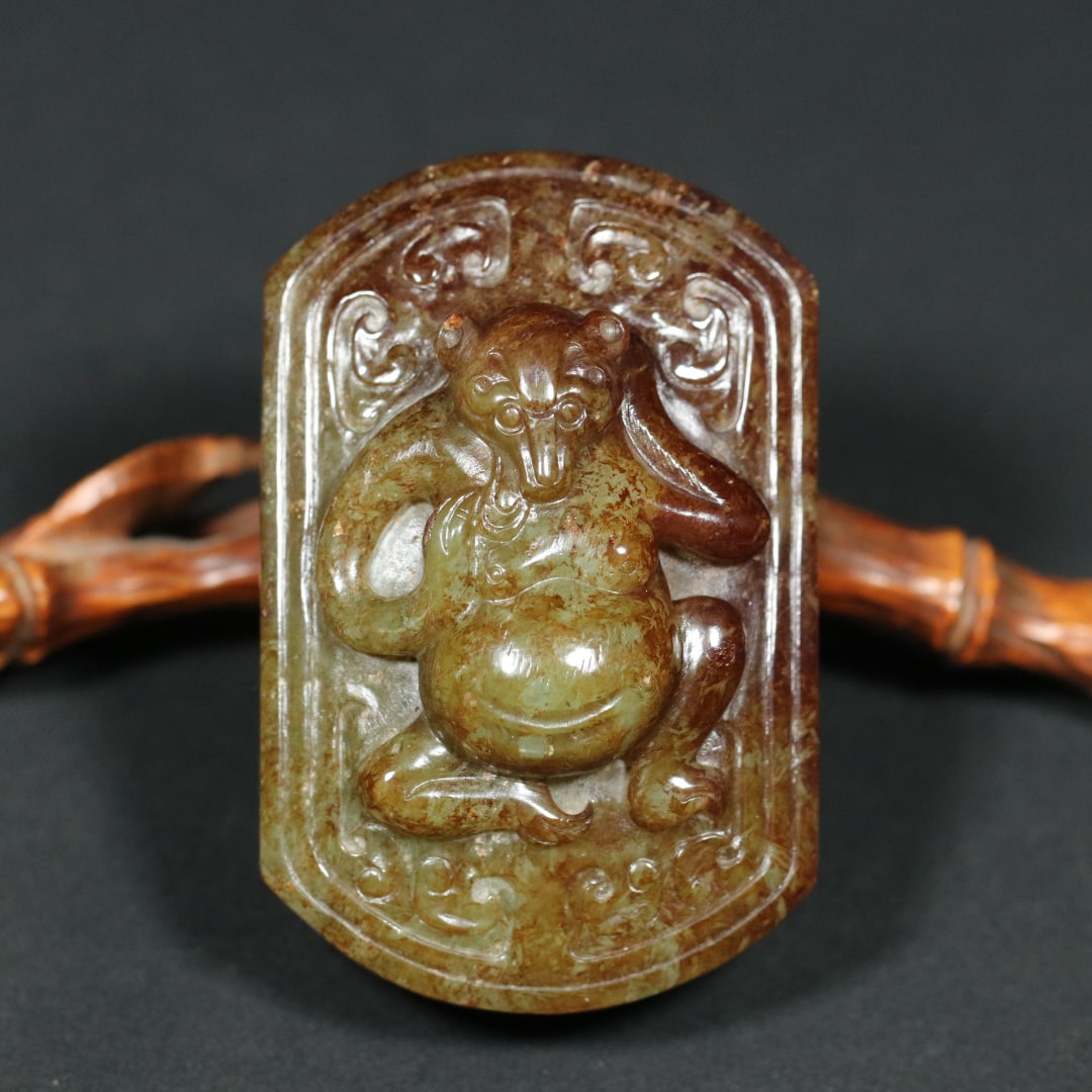 An Exquisite White Jade Bear Pattern With Inscription Ornament: An Exquisite White Jade Bear Pattern With Inscription Ornament Han Dynasty, China Size:7cmx4.5cmx3.5cm Weight:107.7g (The Dimensions Of All Batches Are Manually Measured.If You Need More Detailed Info