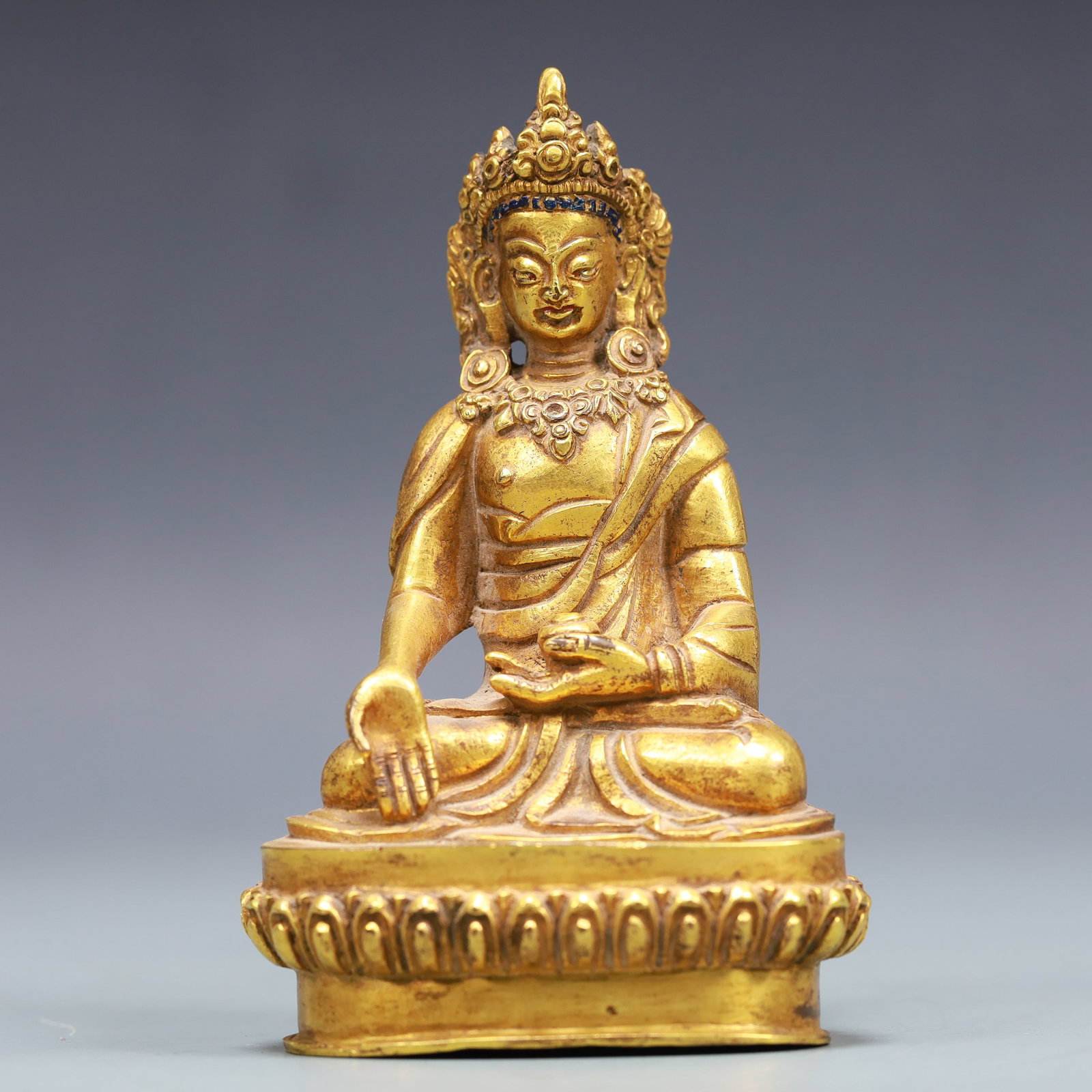 A Exquisite Gilt Bronze Statue of Amitayus: A Exquisite Gilt Bronze Statue of Amitayus Ming Dynasty, China Size:7.5cmx5.5cmx12cm Weight:350g (The Dimensions Of All Batches Are Manually Measured.If You Need More Detailed Information, Please