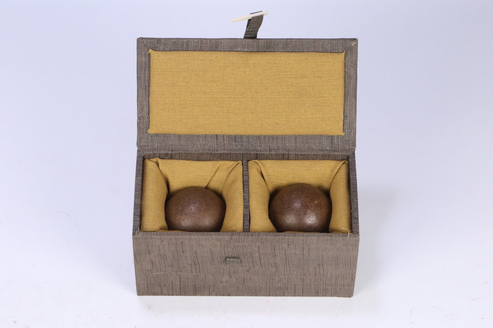 A Pair of Exquisite Eaglewood Hand Piece: A Pair of Exquisite Eaglewood Hand Piece Qing Dynasty, China Size:5.0cm Weight:129g (The Dimensions Of All Batches Are Manually Measured.If You Need More Detailed Information, Please Contact Our Custo