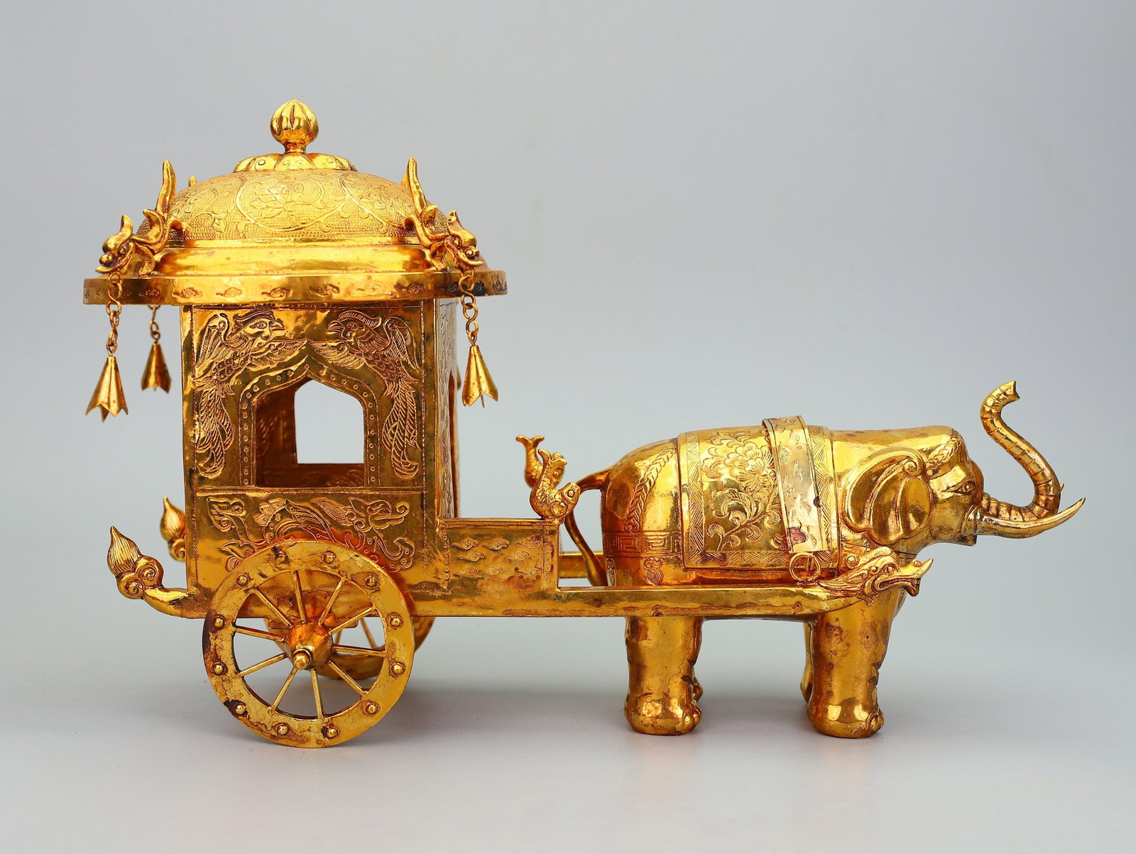 An Exquisite Gilt Bronze Elephant pulling a cart Ornament (1 of 12)