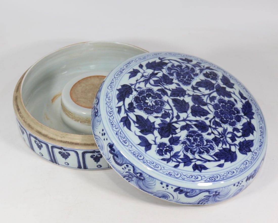 An Exquisite Blue and White Lotus Pattern Box - 3