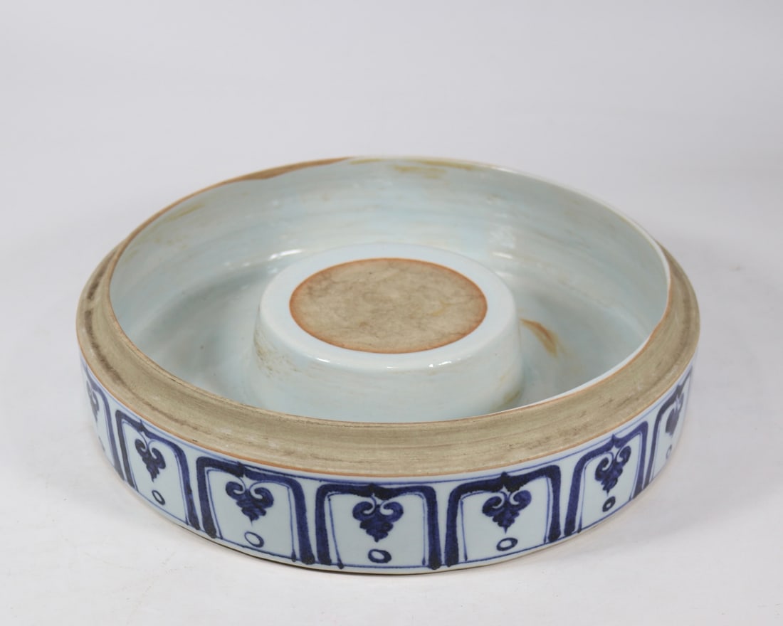 An Exquisite Blue and White Lotus Pattern Box - 8