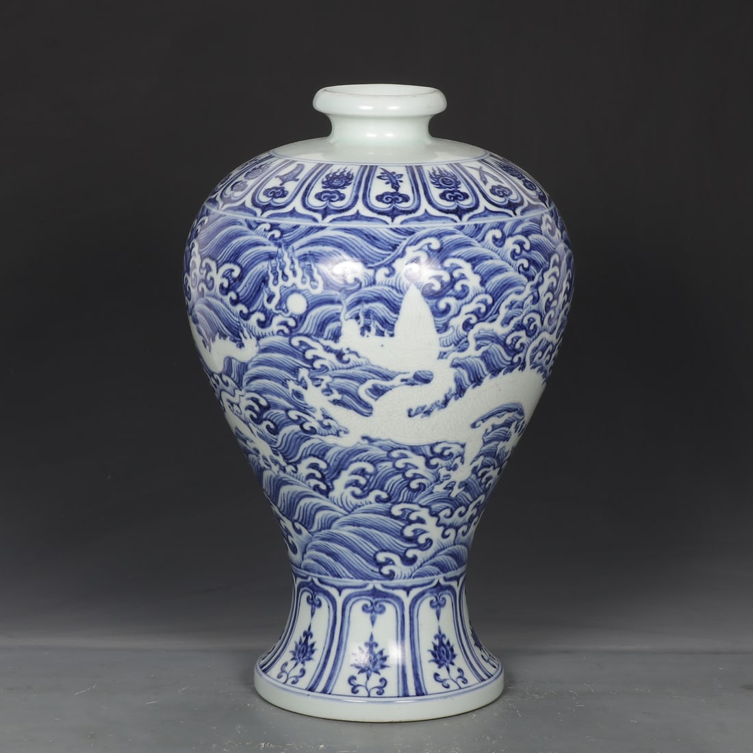 An Exquisite Blue and White Seawater Pattern Dragon Pattern Vase - 2
