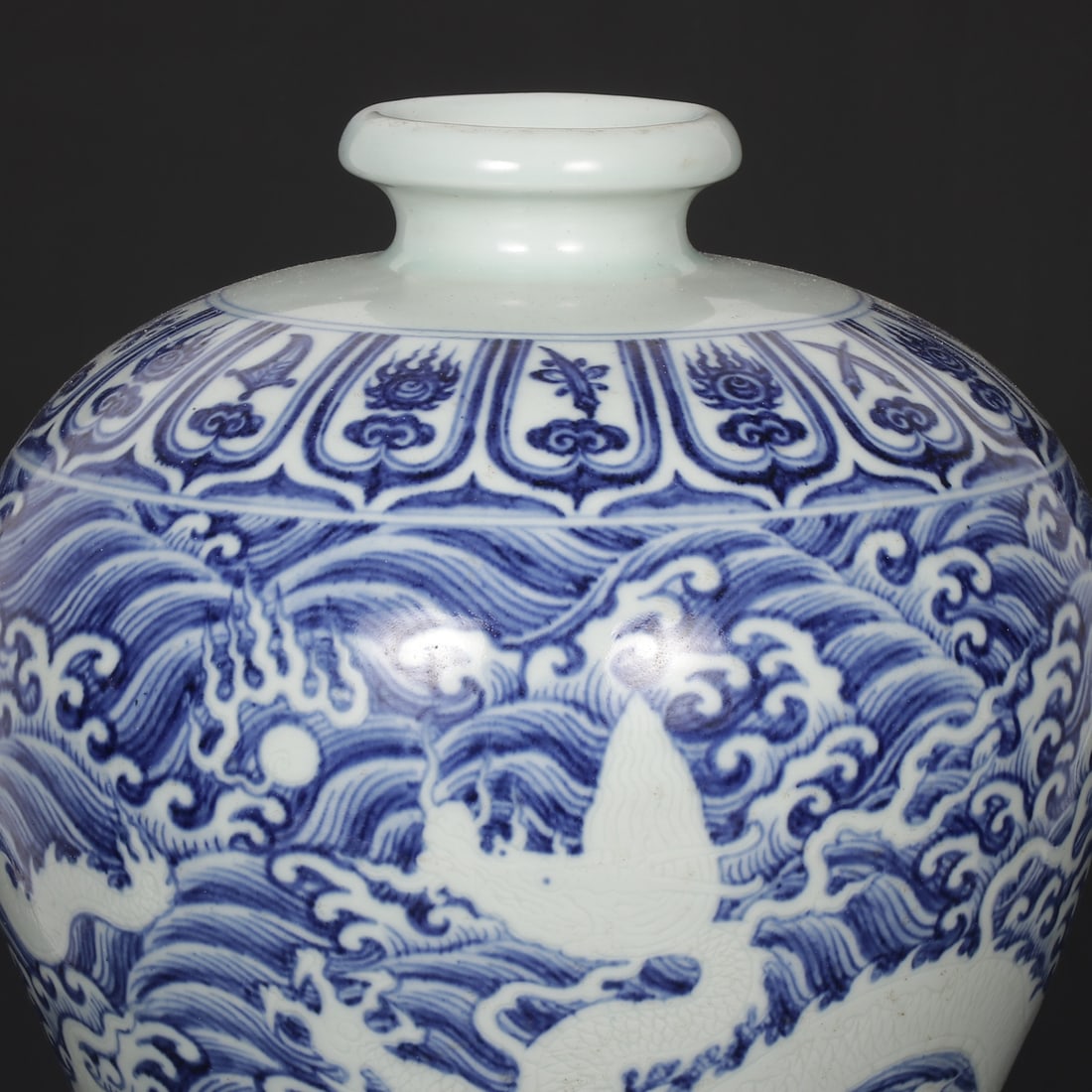 An Exquisite Blue and White Seawater Pattern Dragon Pattern Vase - 3