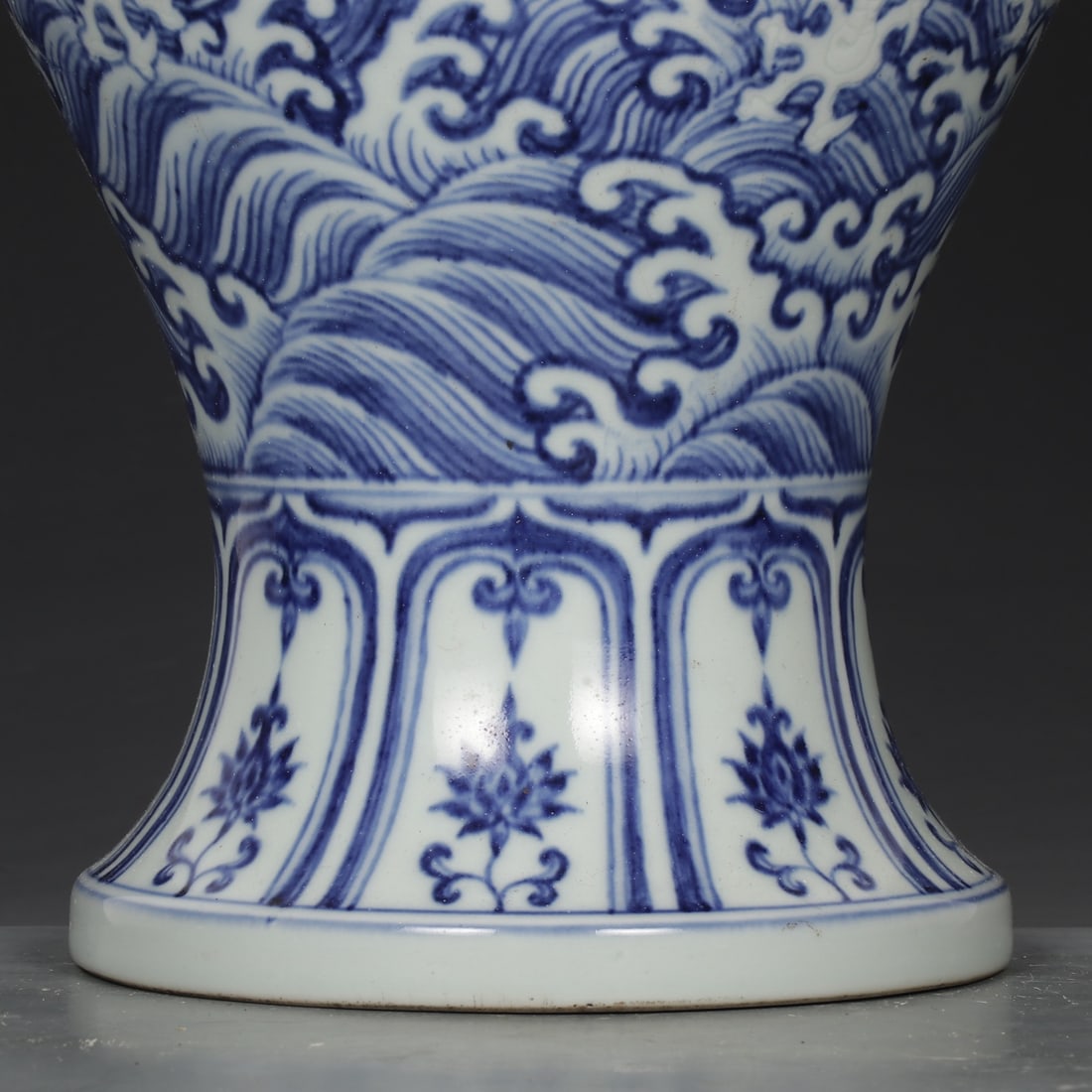 An Exquisite Blue and White Seawater Pattern Dragon Pattern Vase - 4
