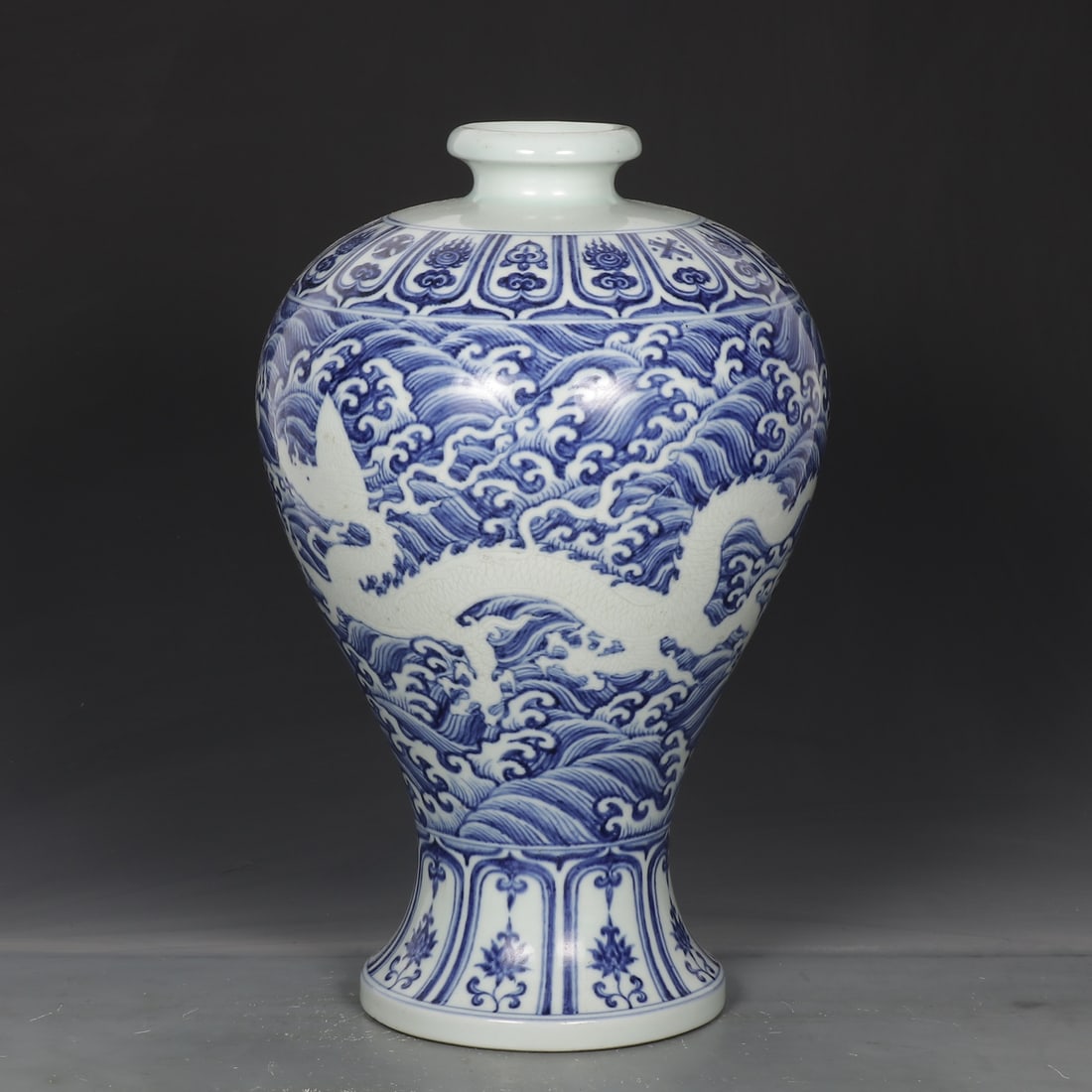 An Exquisite Blue and White Seawater Pattern Dragon Pattern Vase - 5