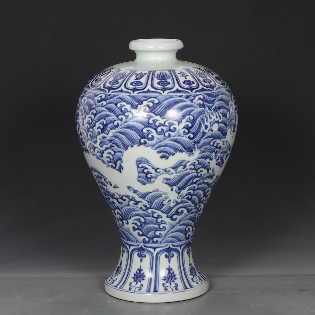 An Exquisite Blue and White Seawater Pattern Dragon Pattern Vase - 7