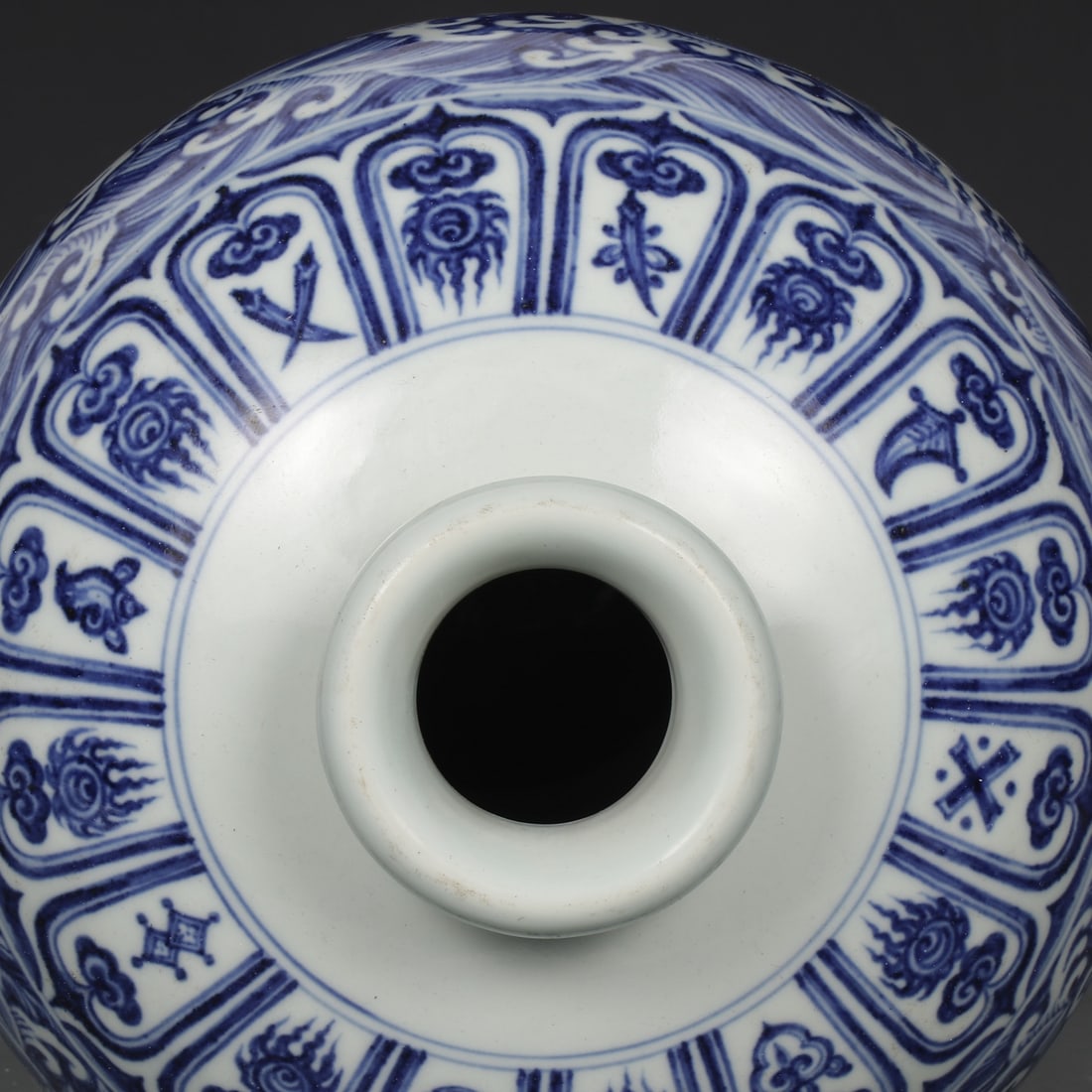 An Exquisite Blue and White Seawater Pattern Dragon Pattern Vase - 8