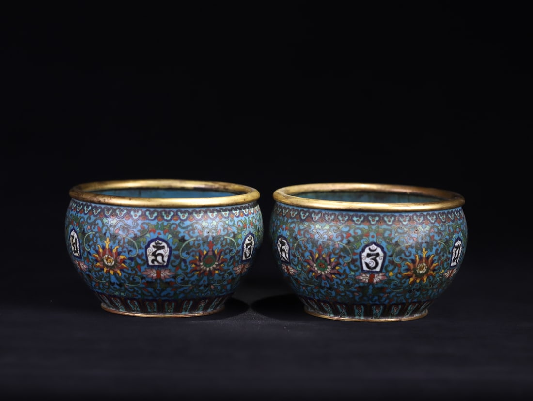 A Pair of Exquisite Cloisonne Lotus Pattern With Sanskrit Vat: A Pair of Exquisite Cloisonne Lotus Pattern With Sanskrit Vat Qing Dynasty, China Qianlong Four-character Mark Size:10.5cmx15.5cm Weight:951g (The Dimensions Of All Batches Are Manually Measured.If Yo