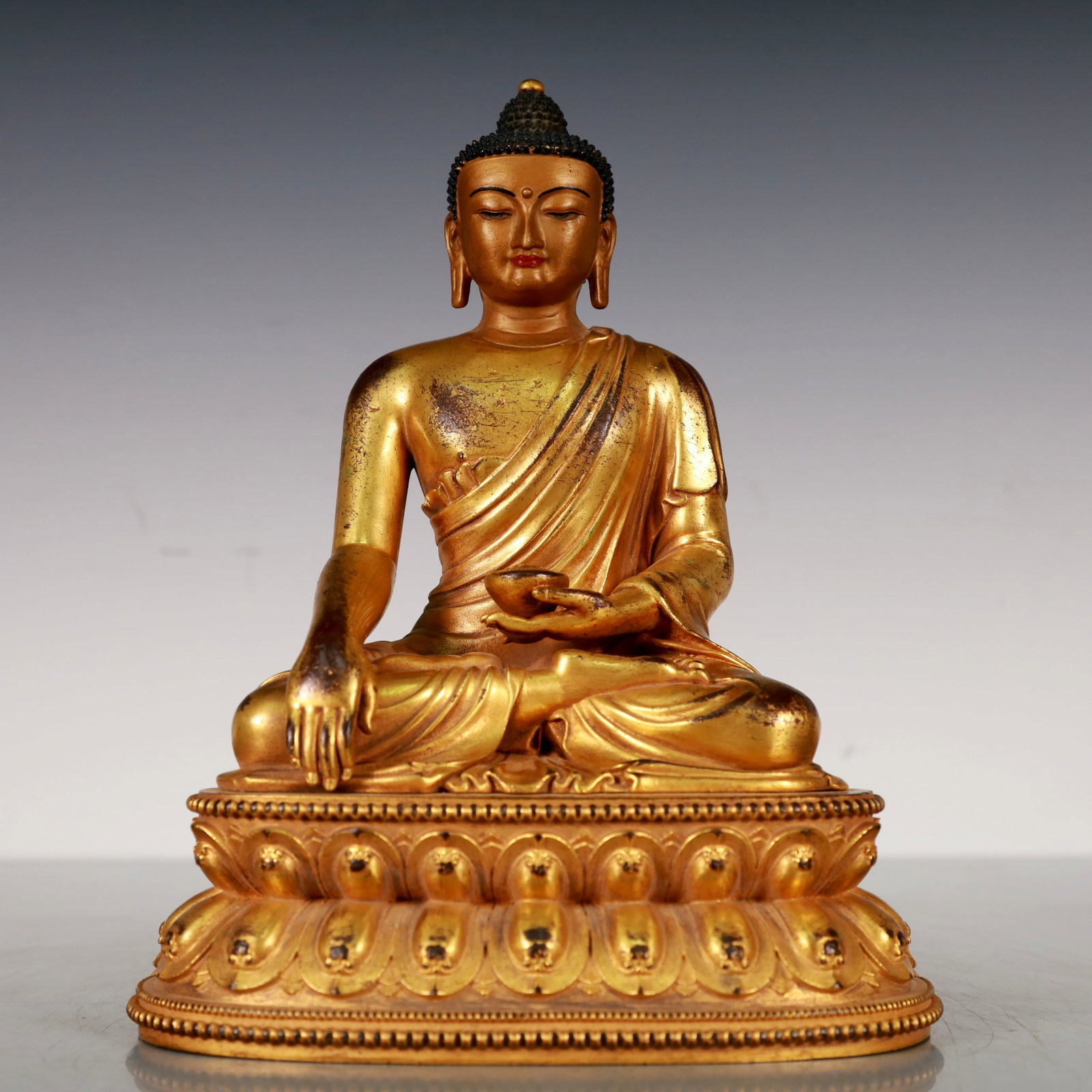 A Exquisite Gilt Bronze Statue of Sakyamuni Buddha statue: A Exquisite Gilt Bronze Statue of Sakyamuni Buddha statue Qing Dynasty, China Size:16cmx11cmx20cm Weight:1600g (The Dimensions Of All Batches Are Manually Measured.If You Need More Detailed