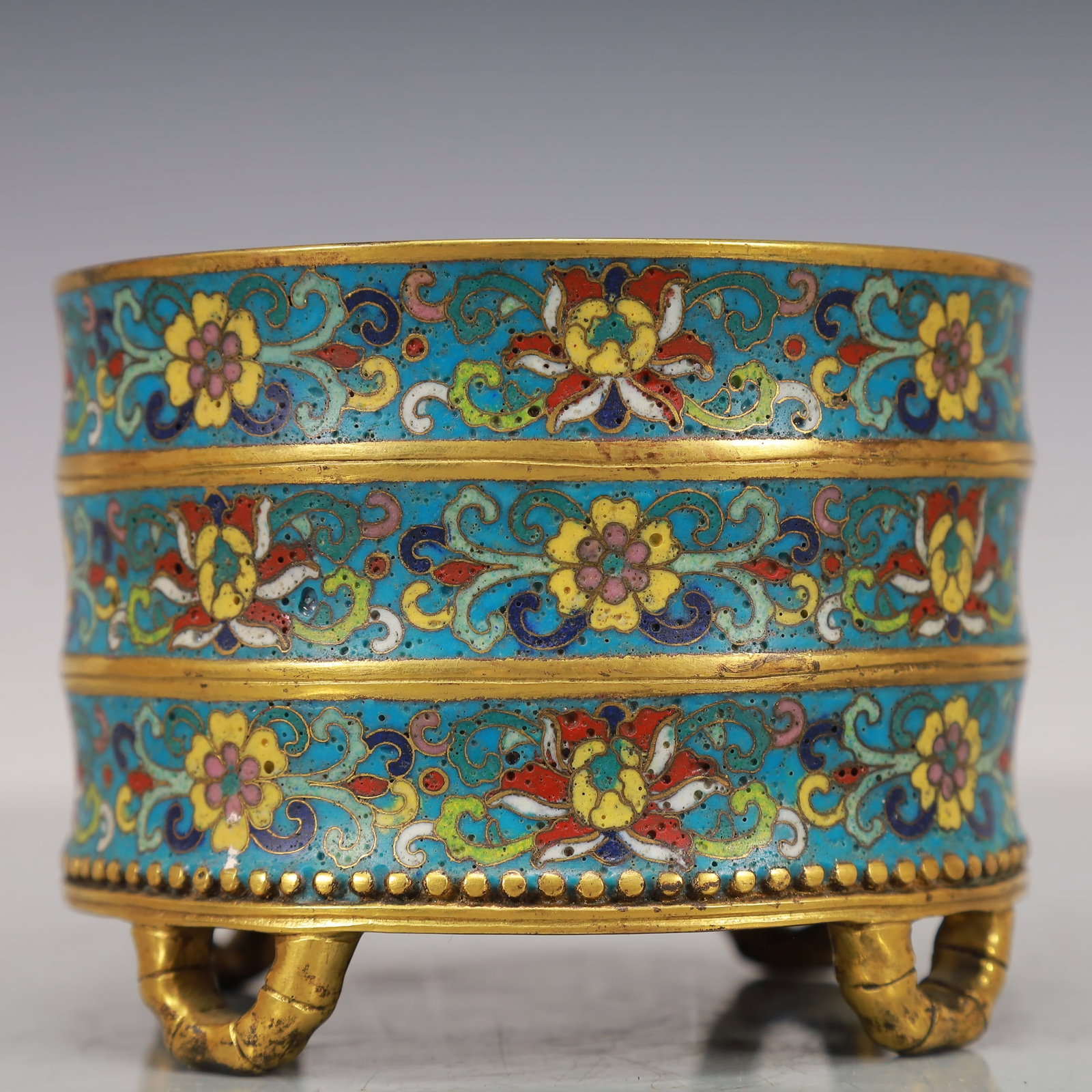 An Exquisite Cloisonne Gilt Bronze Lotus Pattern Tripod Censer: An Exquisite Cloisonne Gilt Bronze Lotus Pattern Tripod Censer Qing Dynasty, China Qianlong Four-character MarkSize:11.5cmx11.5cmx9cm Weight:1500g (The Dimensions Of All Batches Are Manually