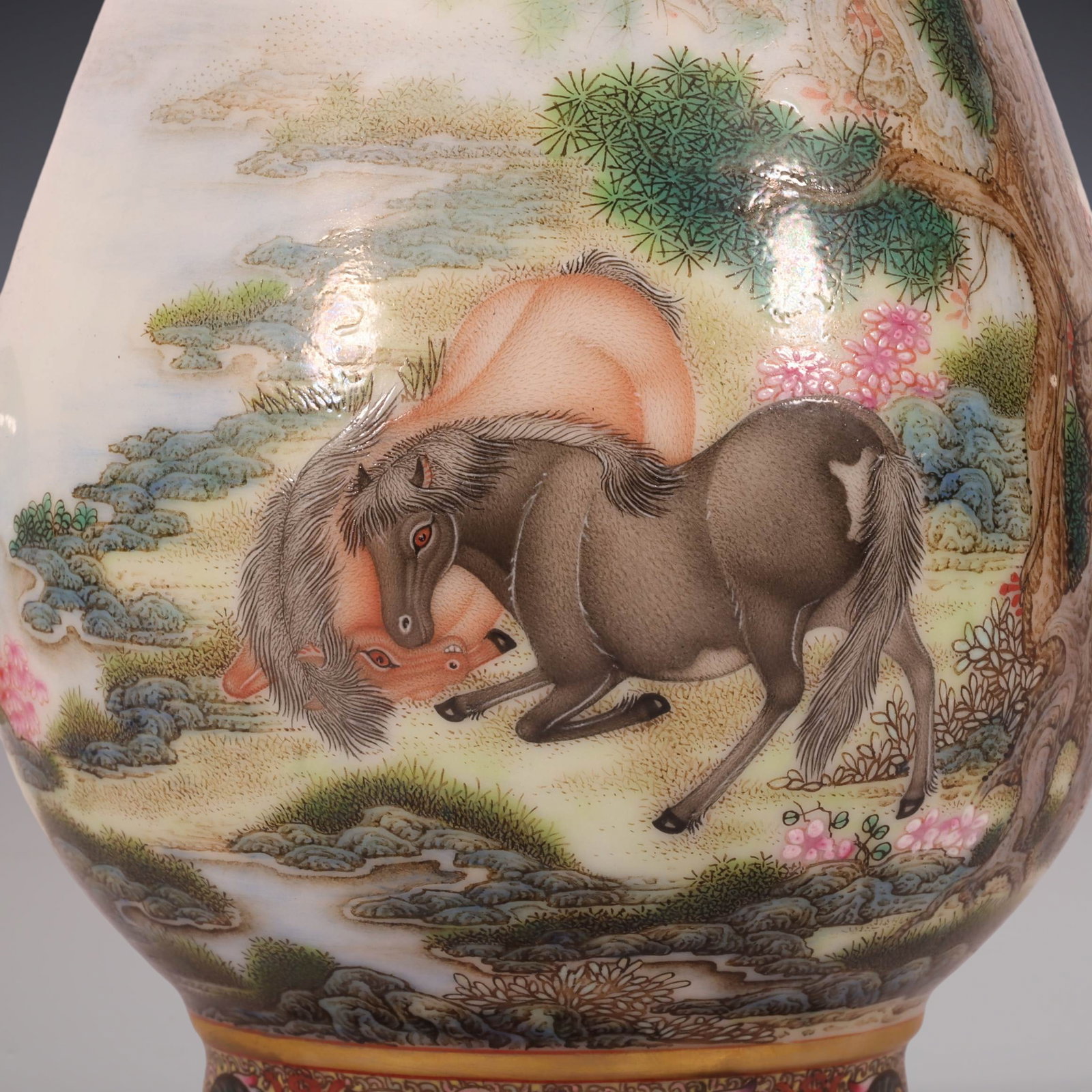 An Exquisite Enamel Animal Pattern Lotus Pattern Double-Ears Jar - 3