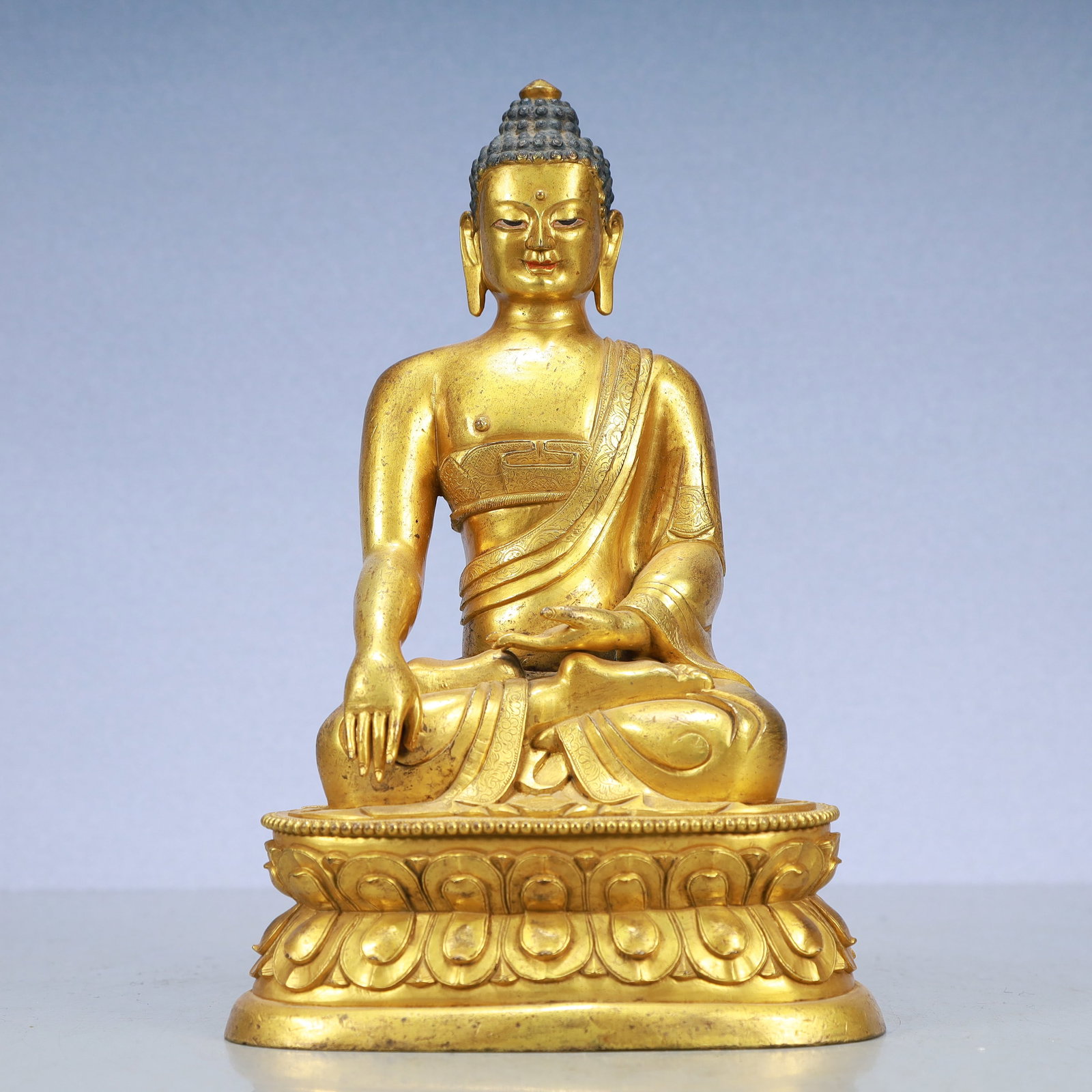 A Exquisite Gilt Bronze Statue of Sakyamuni: A Exquisite Gilt Bronze Statue of Sakyamuni Ming Dynasty, China Size:17cmx12cmx26cm Weight:3400g (The Dimensions Of All Batches Are Manually Measured.If You Need More Detailed Information, Please Cont