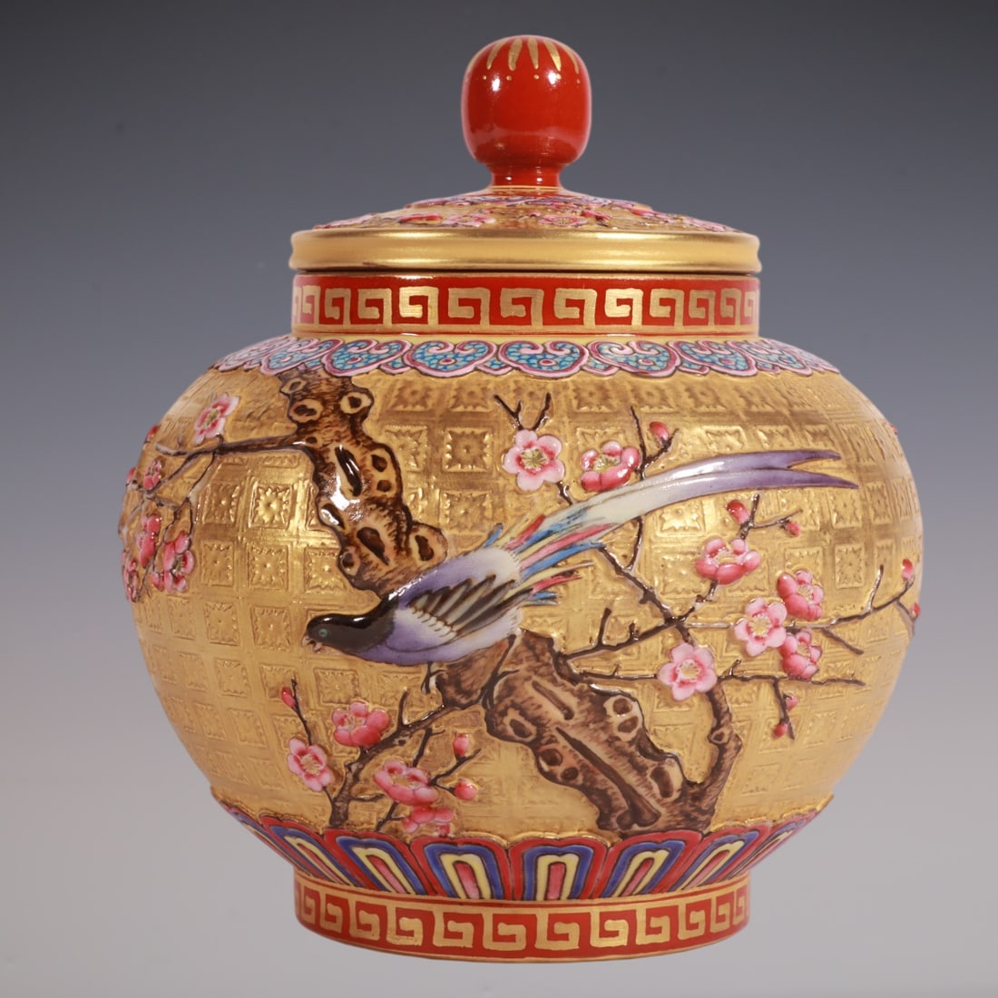 An Exquisite Enamel Flower and Bird Pattern Tea Caddy: An Exquisite Enamel Flower and Bird Pattern Tea Caddy Qing Dynasty, China Qianlong Six-character Mark Size:13cmx11cm (The Dimensions Of All Batches Are Manually Measured.If You Need More Detailed