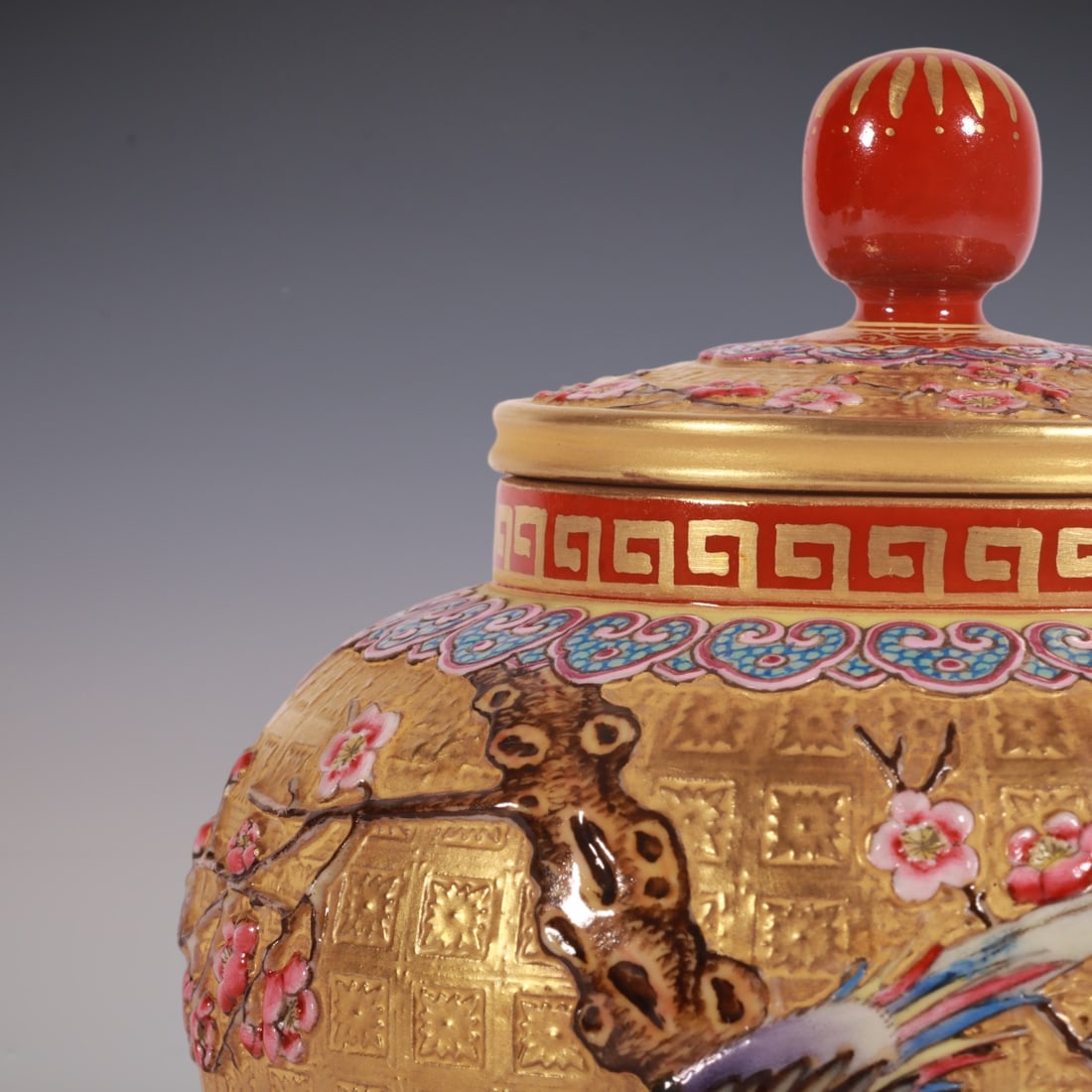 An Exquisite Enamel Flower and Bird Pattern Tea Caddy - 2