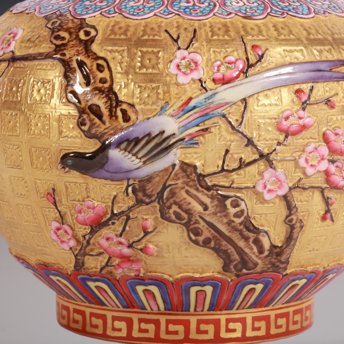 An Exquisite Enamel Flower and Bird Pattern Tea Caddy - 3