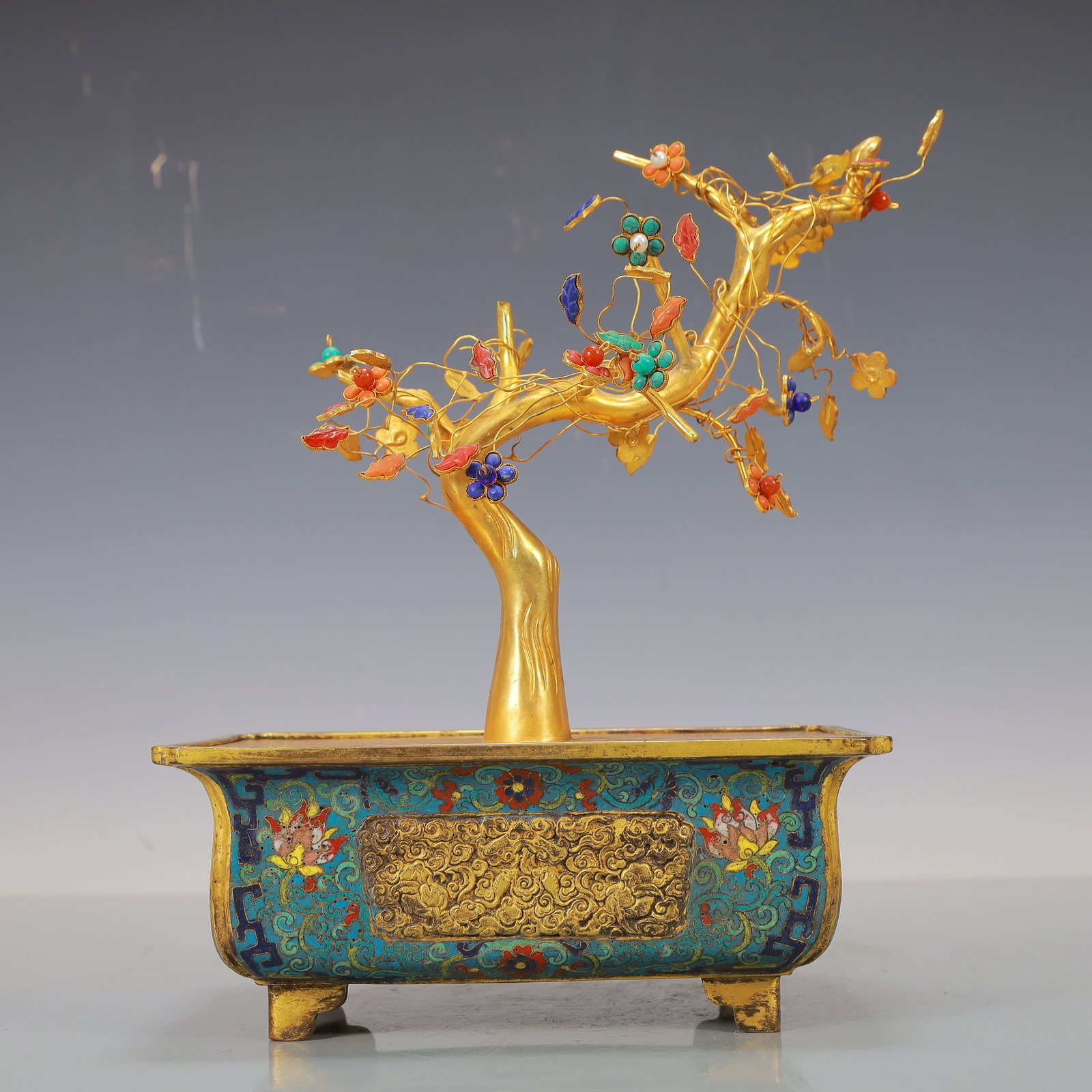A Exquisite Cloisonne Lotus Pattern Ornament: A Exquisite Cloisonne Lotus Pattern Ornament Qing Dynasty, China Qianlong Four-character Mark Size:21cmx14cmx28cm Weight:1500g (The Dimensions Of All Batches Are Manually Measured.If You Need More