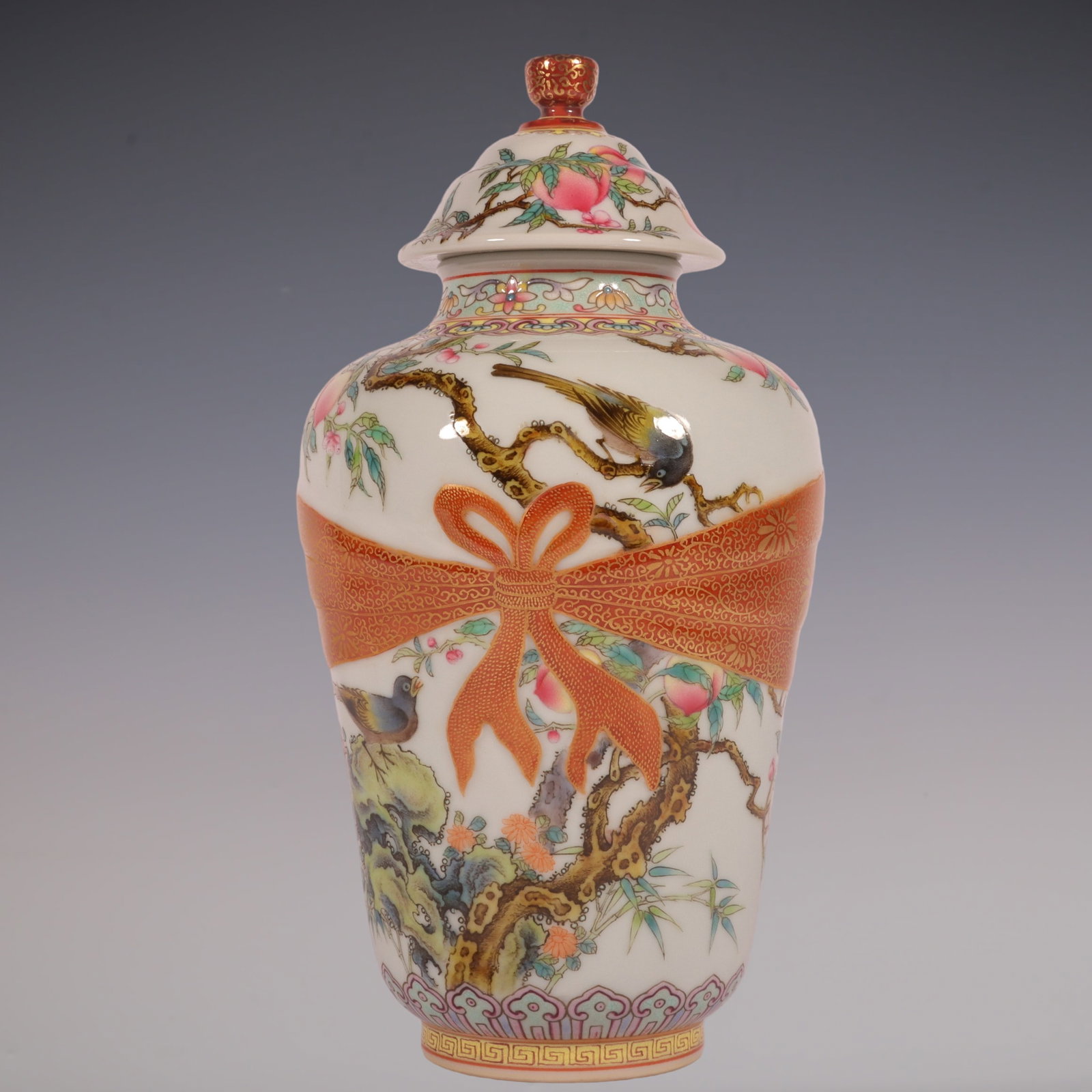 An Exquisite Enamel Flower and Bird Pattern Tea Caddy: An Exquisite Enamel Flower and Bird Pattern Tea Caddy Qing Dynasty, China Qianlong Six-character Mark Size:20cmx10cm (The Dimensions Of All Batches Are Manually Measured.If You Need More Detailed