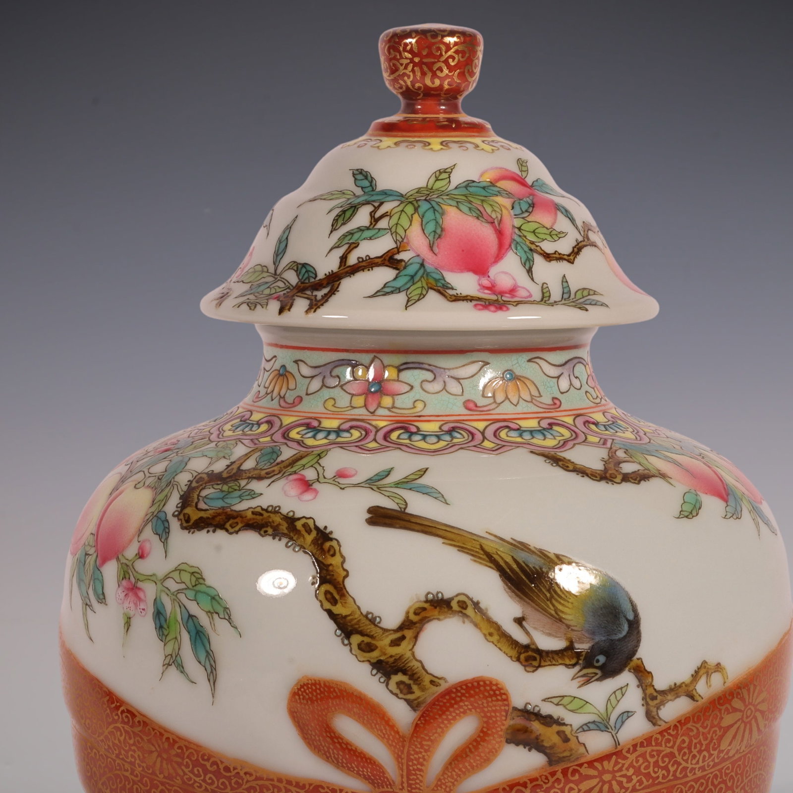 An Exquisite Enamel Flower and Bird Pattern Tea Caddy - 2