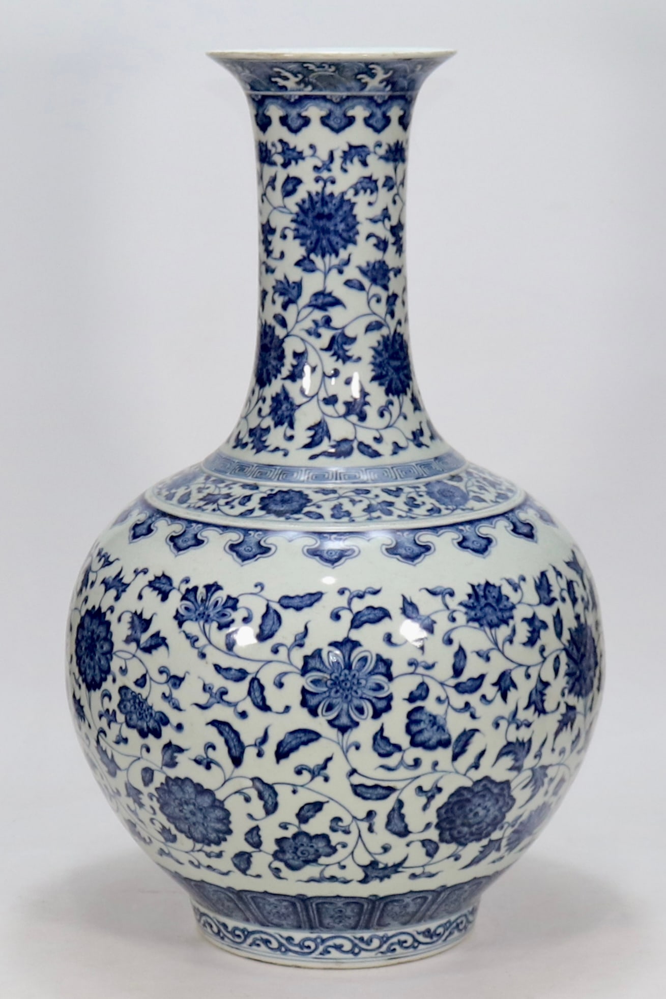 An Exquisite Blue and White Lotus Pattern Vase - 3