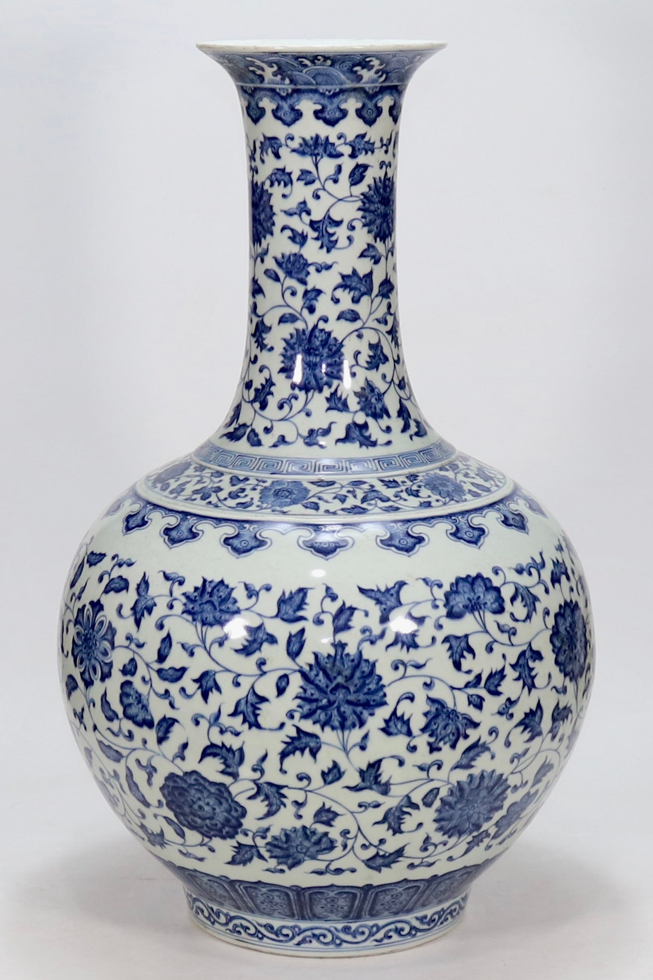 An Exquisite Blue and White Lotus Pattern Vase - 4