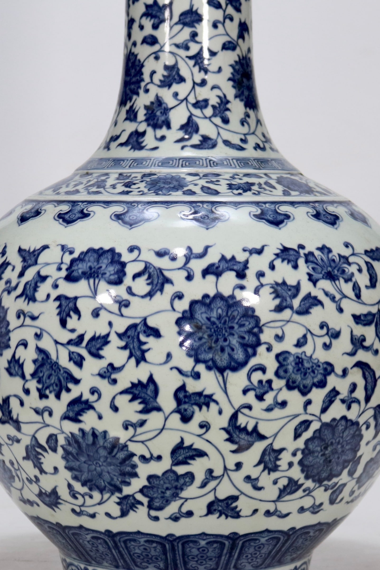 An Exquisite Blue and White Lotus Pattern Vase - 6