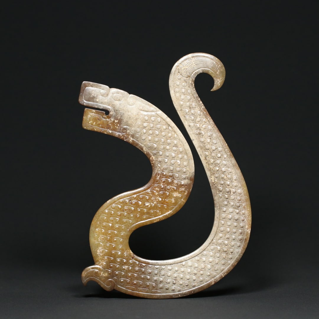 An Exquisite White Jade Dragon Ornament: An Exquisite White Jade Dragon Ornament Han Dynasty, China Size:17cmx13cmx0.9cm Weight:243.2g (The Dimensions Of All Batches Are Manually Measured.If You Need More Detailed Information, Please