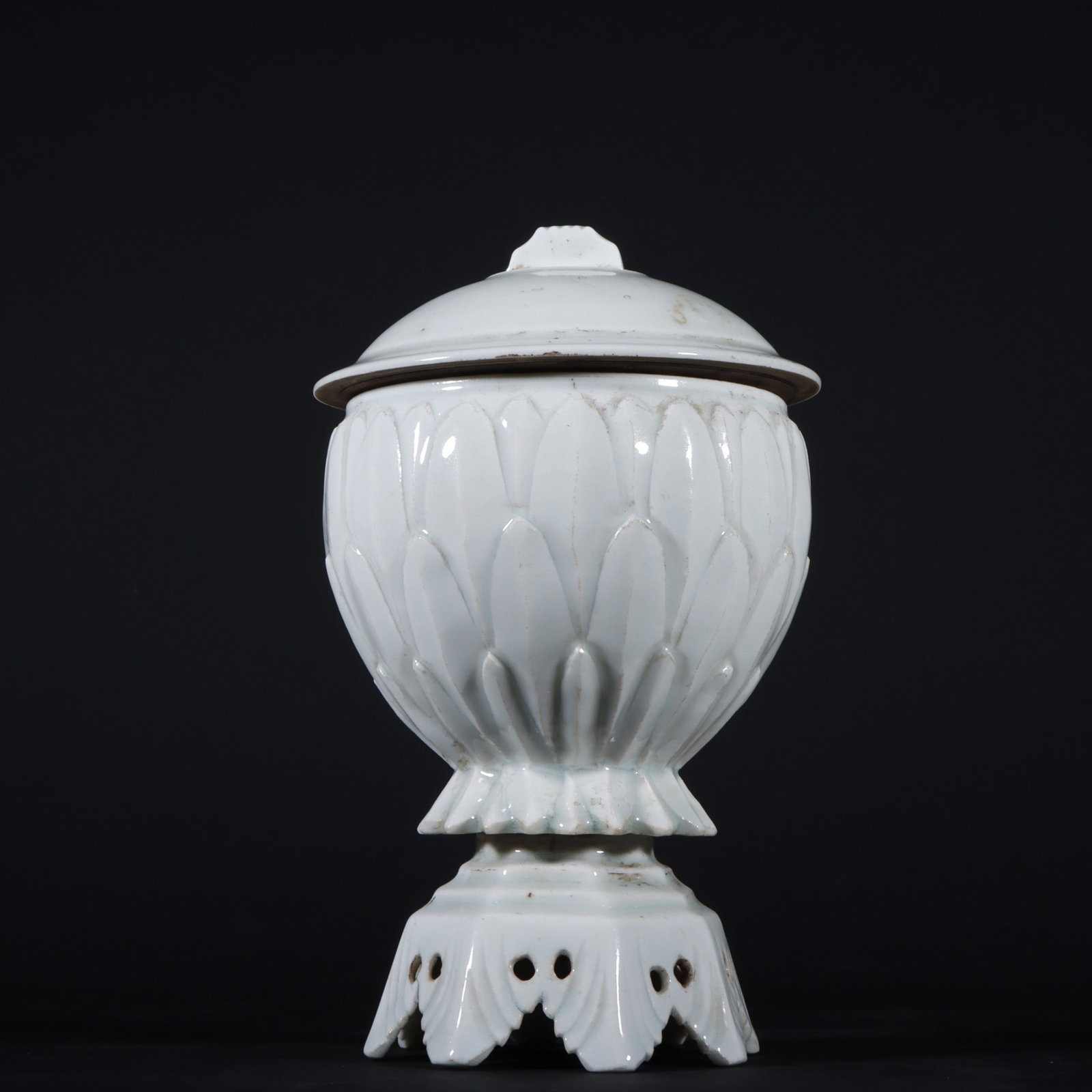 An Exquisite Hutain yao Censer: An Exquisite Hutain yao Censer Song Dynasty, China Size:16cmx10cm (The Dimensions Of All Batches Are Manually Measured.If You Need More Detailed Information, Please Contact Our Customer Service Before