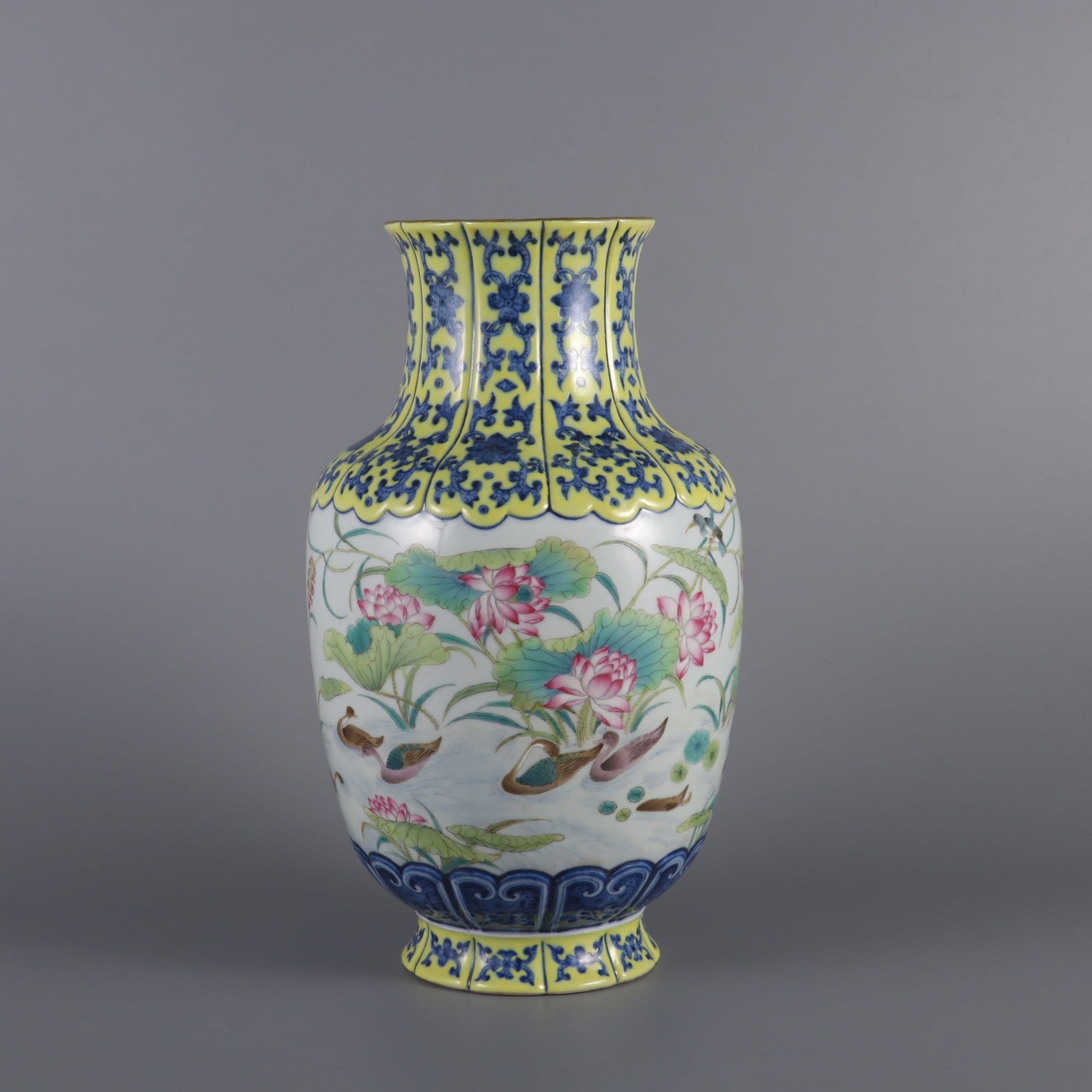 An Exquisite Famille-Rose Blue and White Flower and Bird Pattern Vase: An Exquisite Famille-Rose Blue and White Flower and Bird Pattern Vase Qing Dynasty, China Qianlong Six-character Mark Size:26.5cmx15cm (The Dimensions Of All Batches Are Manually Measured.If You Need 