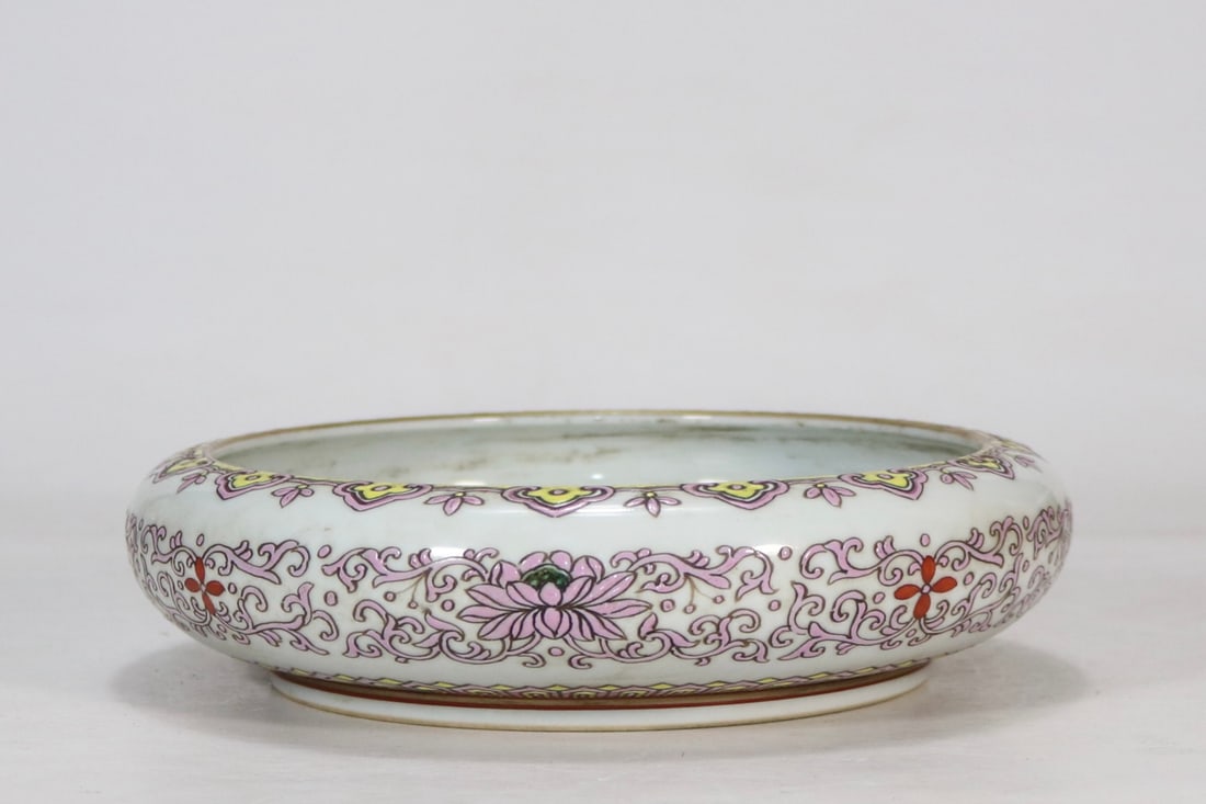 An Exquisite Famille-Rose Lotus Pattern Flower and Butterfly Pattern Brush Washer: An Exquisite Famille-Rose Lotus Pattern Flower and Butterfly Pattern Brush Washer Qing Dynasty, China Qianlong Six-character Mark Size:5.2cmx17cm (The Dimensions Of All Batches Are Manually