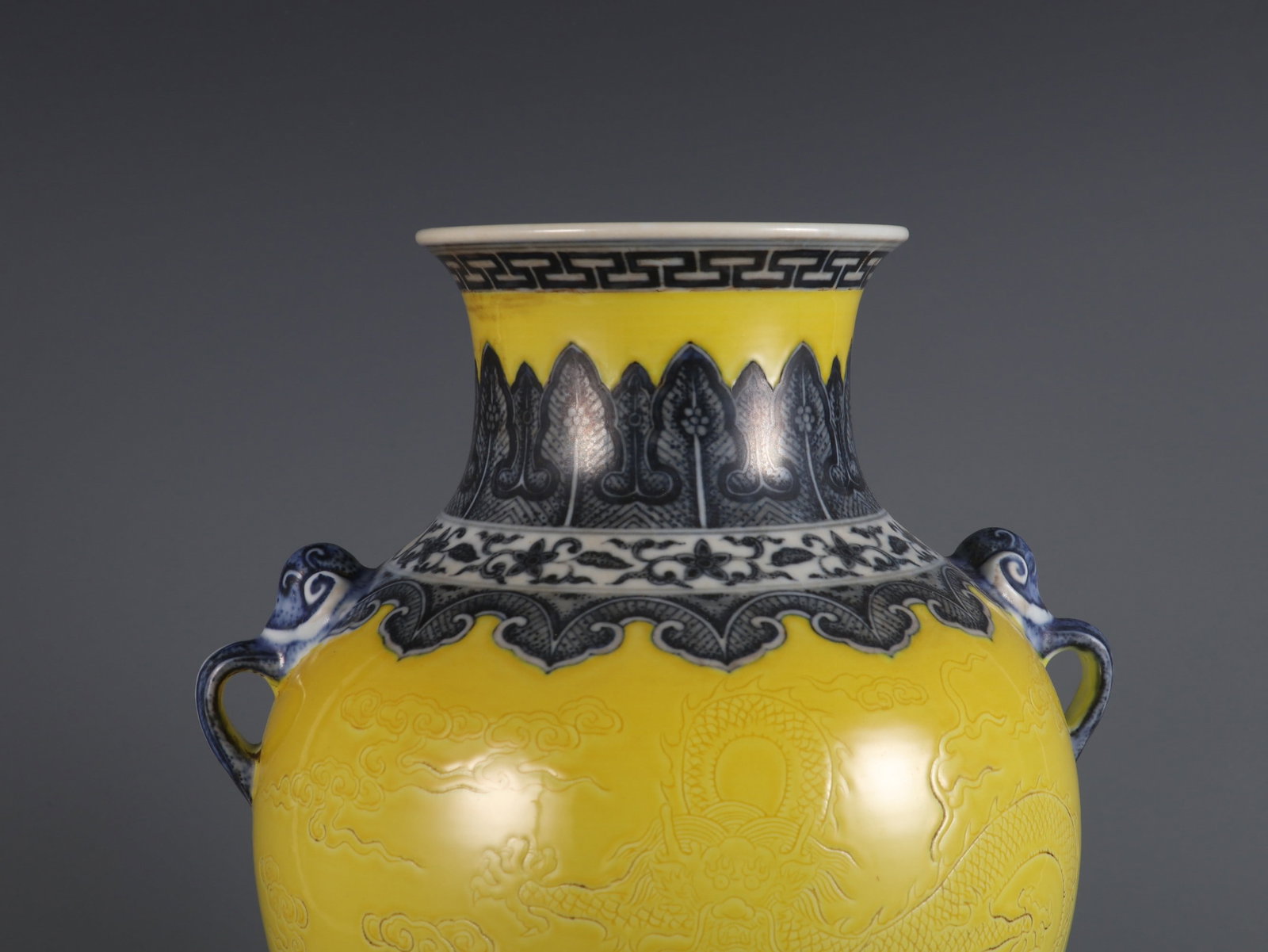 An Exquisite Blue and White Dragon Pattern Lotus Pattern Double-Ears Vase - 4