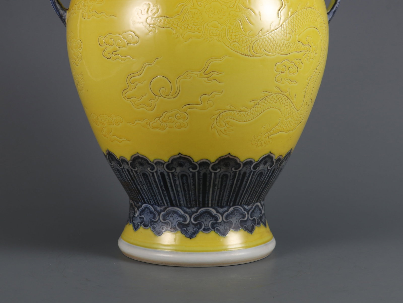 An Exquisite Blue and White Dragon Pattern Lotus Pattern Double-Ears Vase - 5