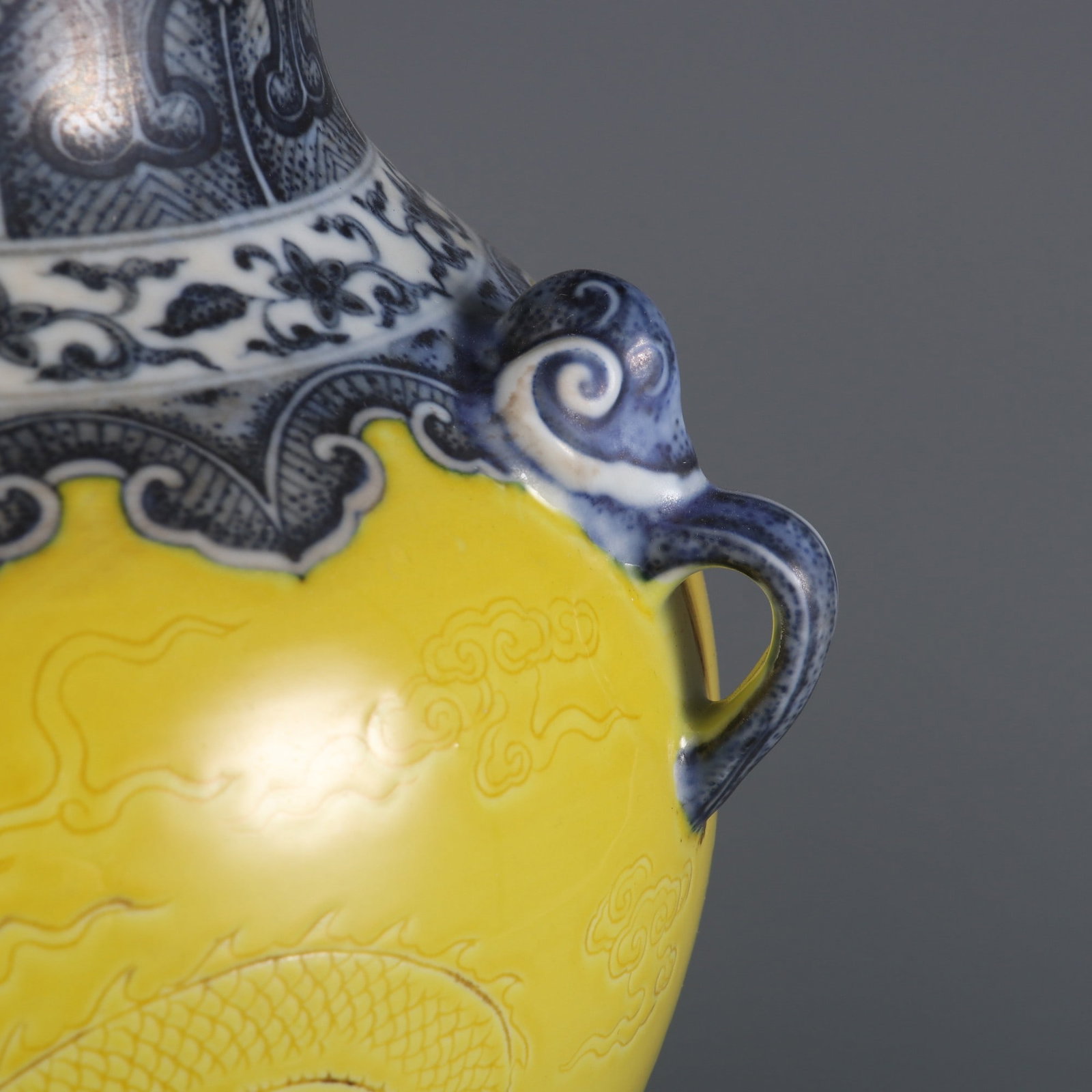 An Exquisite Blue and White Dragon Pattern Lotus Pattern Double-Ears Vase - 6