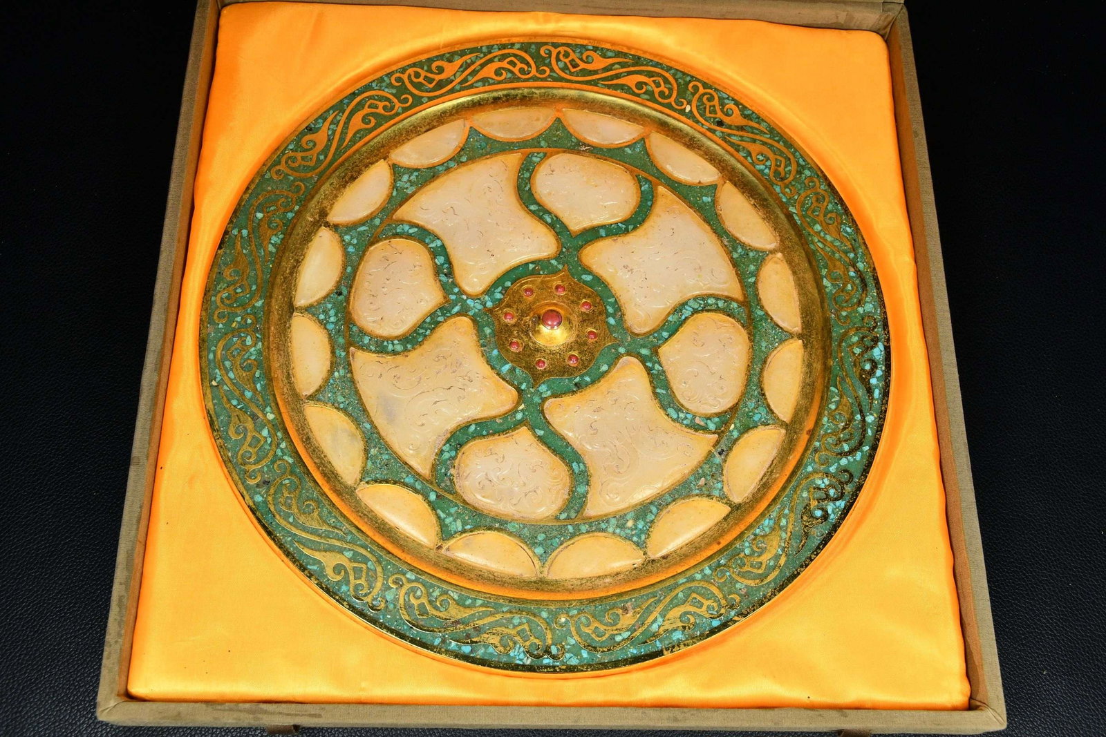 An Exquisite Gilt Bronze Inlaid White Jade Round Mirror: An Exquisite Gilt Bronze Inlaid White Jade Round Mirror the Warring States period in China Diameter Size:30cmx0.7cm Weight:2460g (The Dimensions Of All Batches Are Manually Measured.If You Need More D