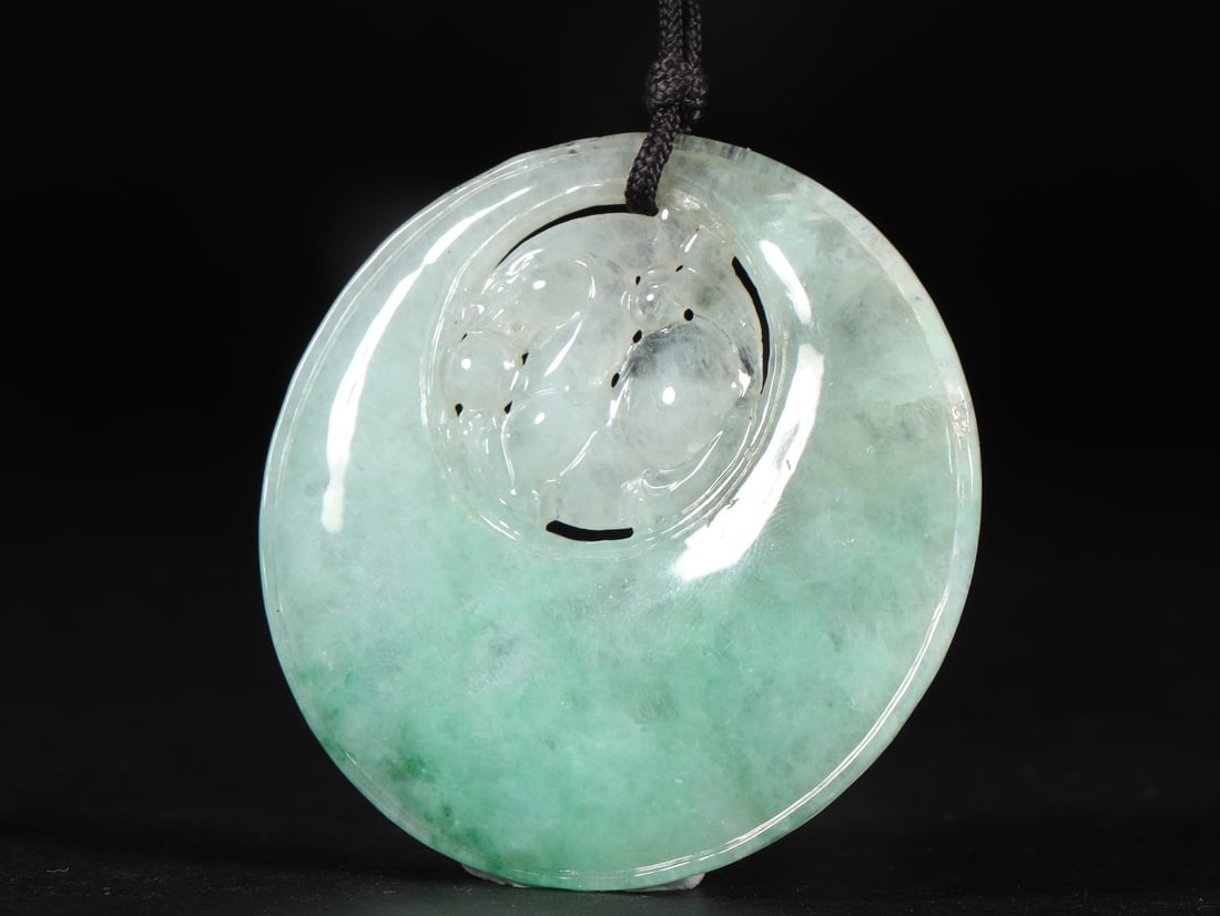 An Exquisite Jadeite Pendant - 2
